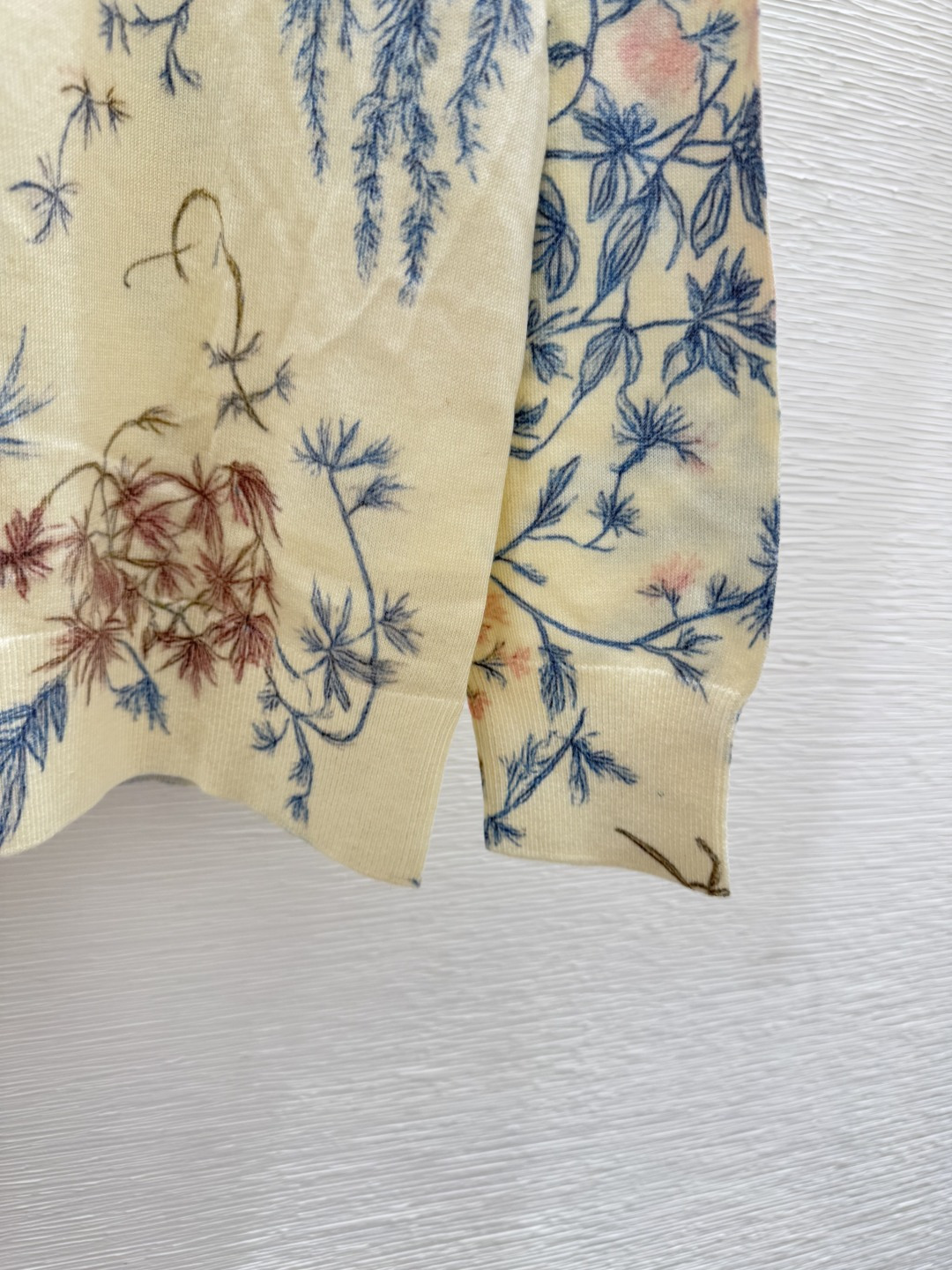 🆕D家🆕 早秋新款 撞色花卉V领针织长袖开衫颜色：杏色尺码：38.40.👉