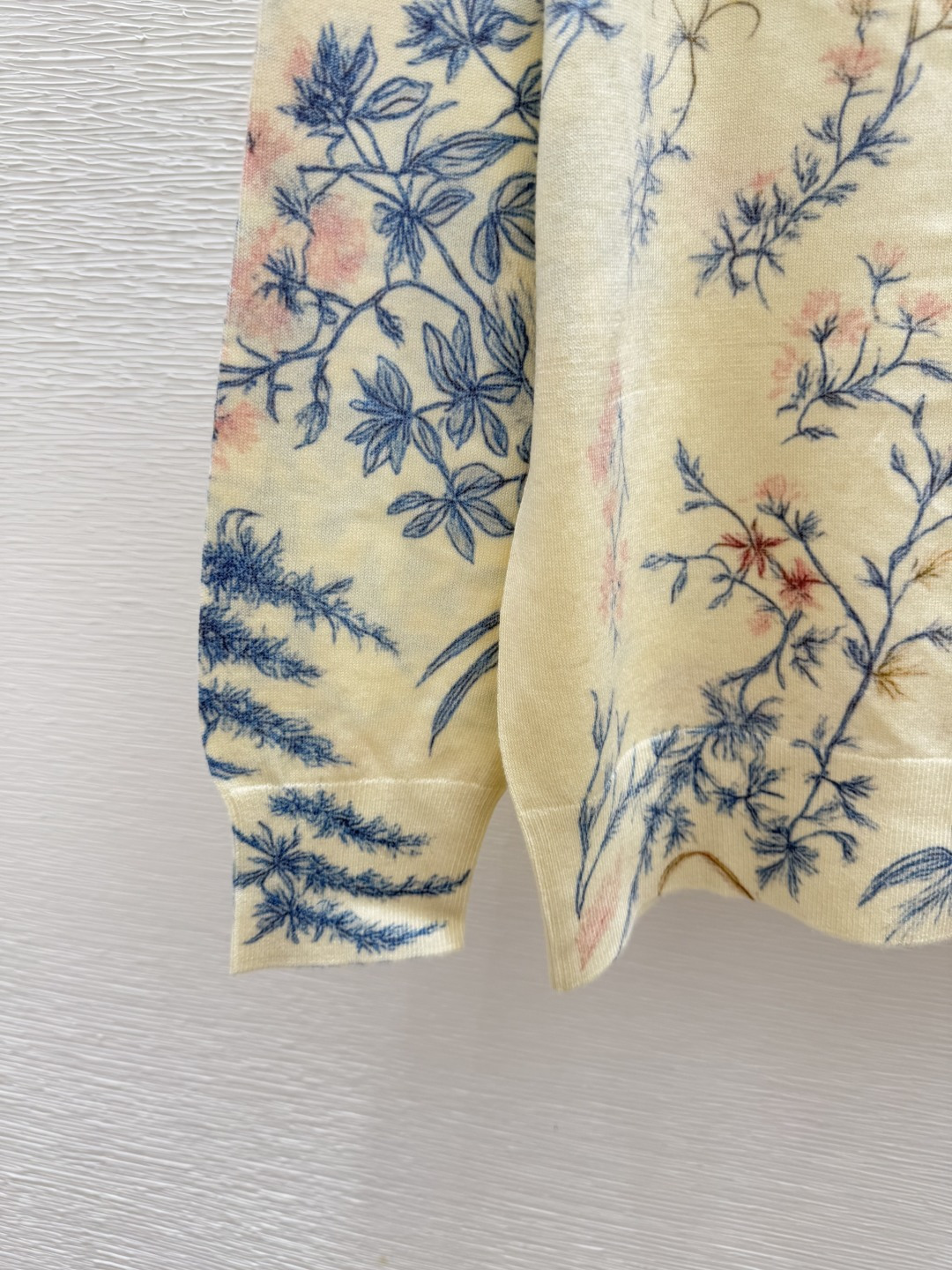 🆕D家🆕 早秋新款 撞色花卉V领针织长袖开衫颜色：杏色尺码：38.40.👉