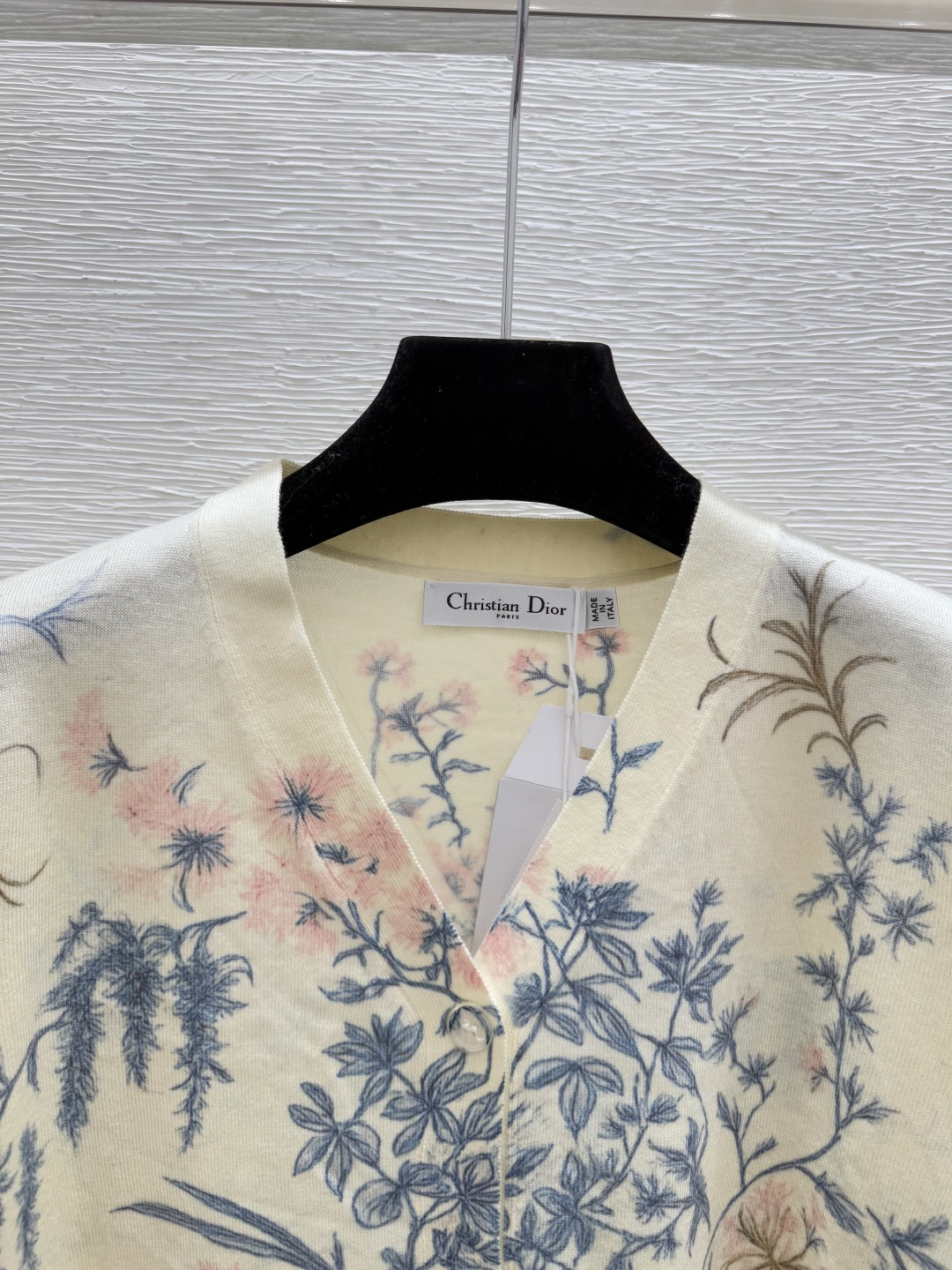 🆕D家🆕 早秋新款 撞色花卉V领针织长袖开衫颜色：杏色尺码：38.40.👉