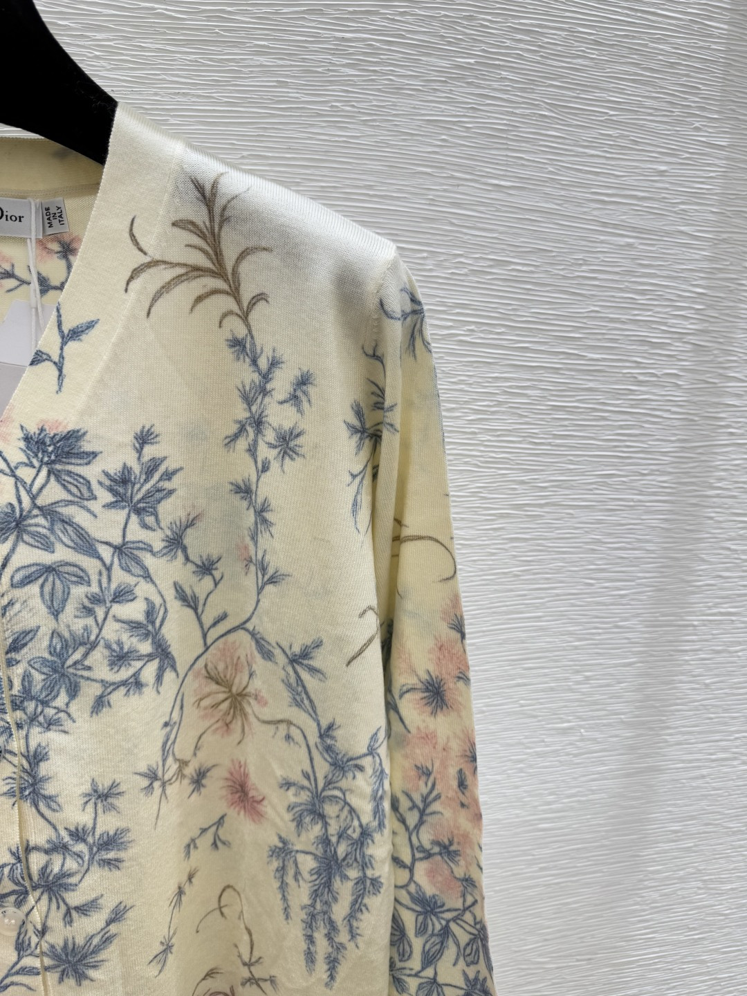 🆕D家🆕 早秋新款 撞色花卉V领针织长袖开衫颜色：杏色尺码：38.40.👉