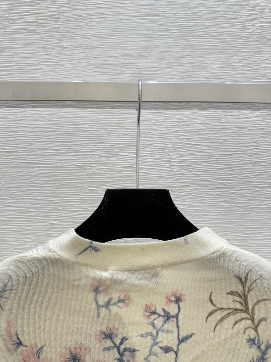 🆕D家🆕 早秋新款 撞色花卉V领针织长袖开衫颜色：杏色尺码：38.40.👉