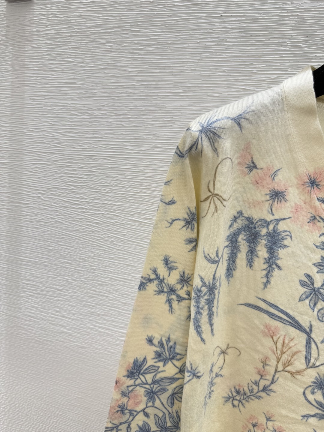 🆕D家🆕 早秋新款 撞色花卉V领针织长袖开衫颜色：杏色尺码：38.40.👉