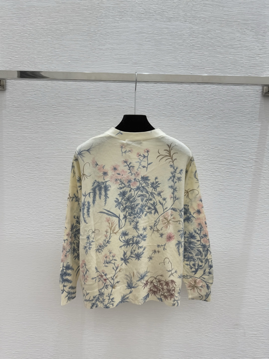 🆕D家🆕 早秋新款 撞色花卉V领针织长袖开衫颜色：杏色尺码：38.40.👉