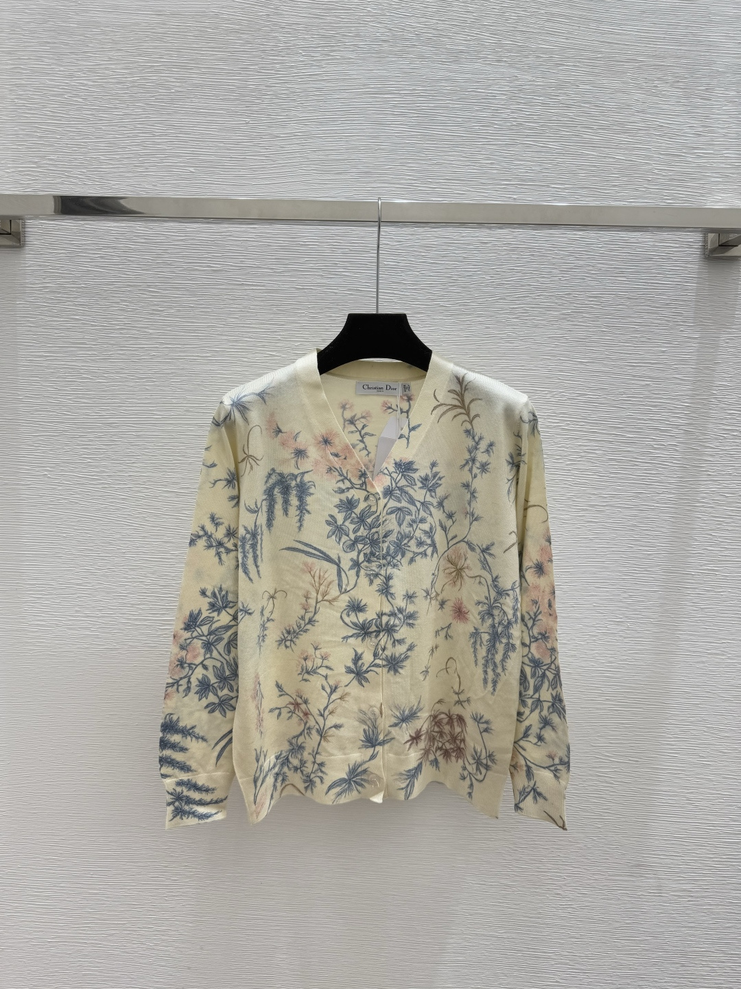 🆕D家🆕 早秋新款 撞色花卉V领针织长袖开衫颜色：杏色尺码：38.40.👉