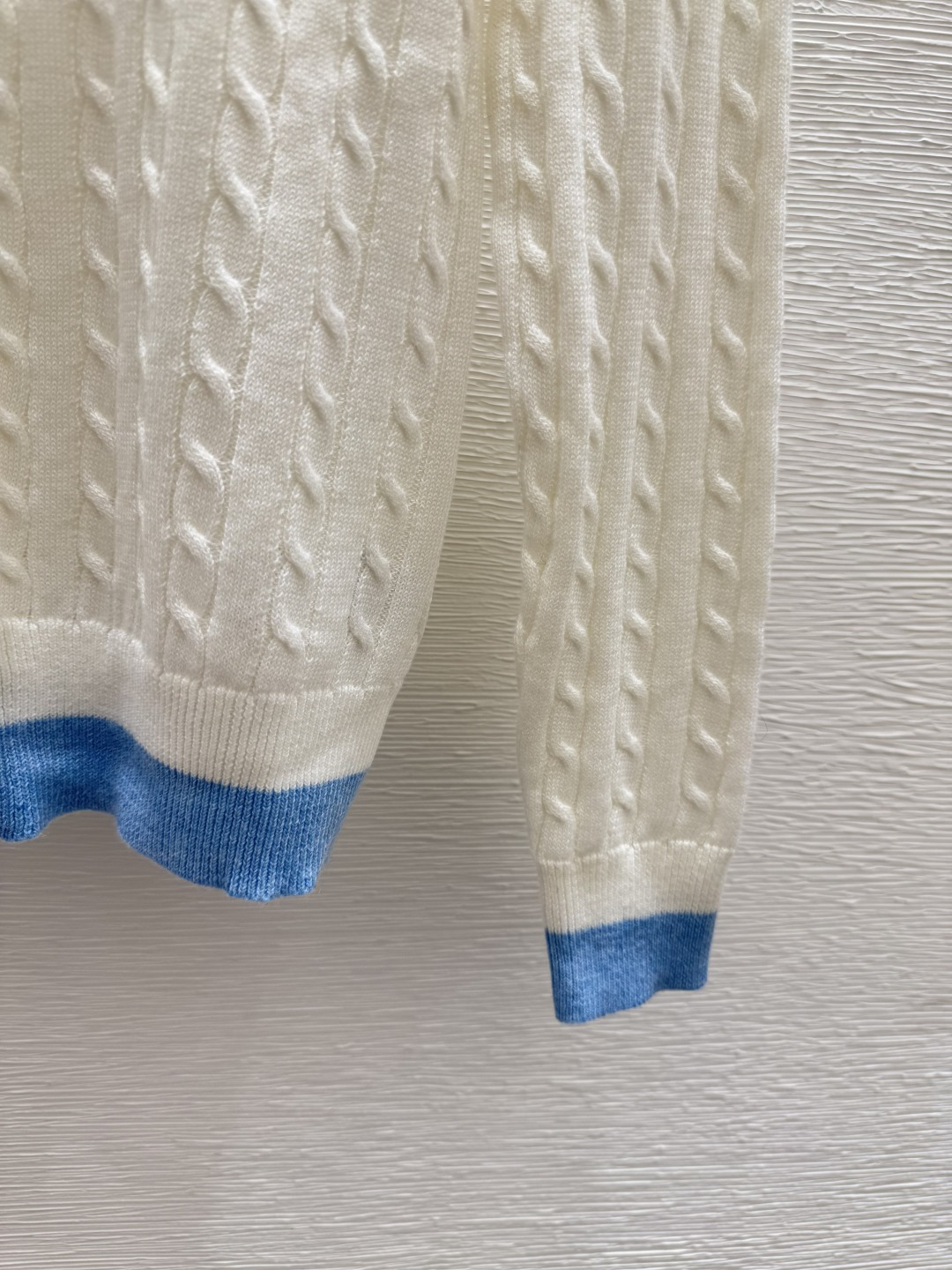 🆕M家🆕 早秋新款 撞色翻领针织长袖开衫颜色：白色 宝蓝尺码：36.38.40👉