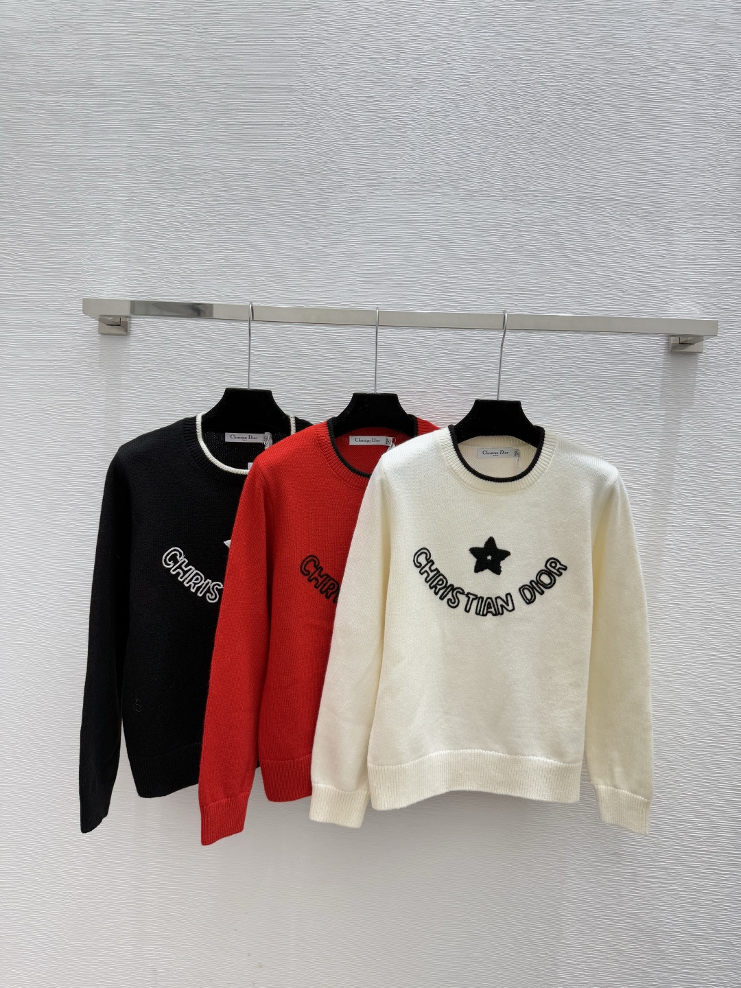 NO:590683,D family early autumn new style contrasting five-pointed star letter round neck knitted long sleeves color white red black size 36.38.40, dior, alexander wang19860909D家 早秋新款 撞色五角星字母圆领针织长袖 颜色白色 红色 黑色 尺码36.38.40,,dior,alexander wang,Women's clothing