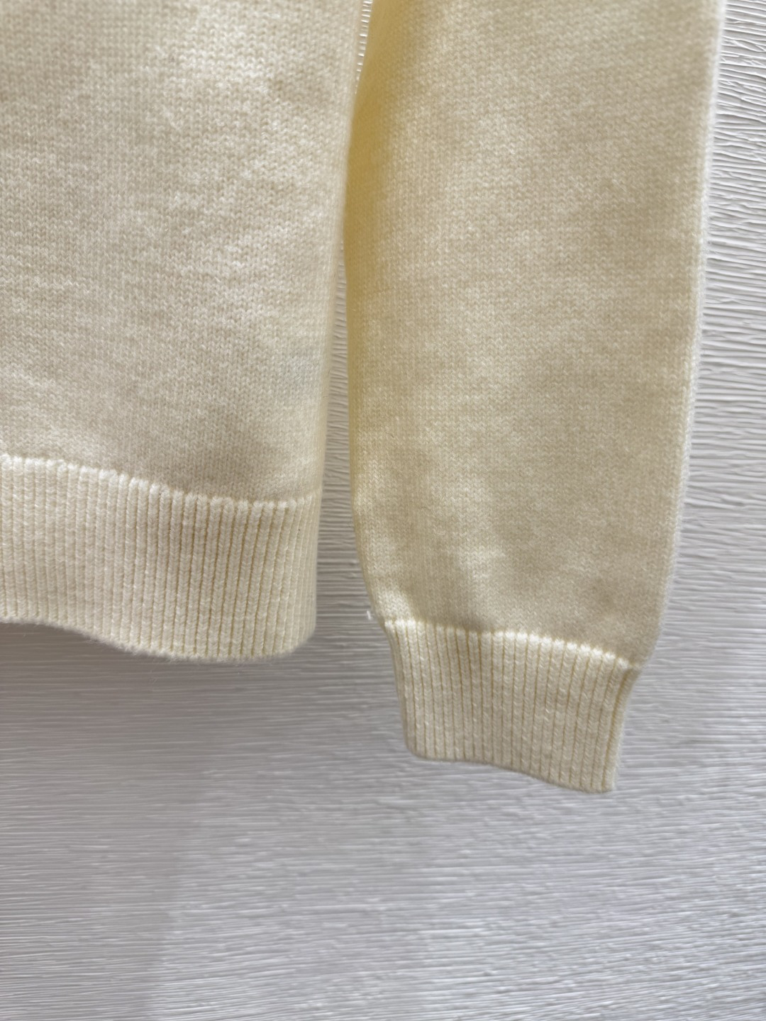 🆕D家🆕 早秋新款 撞色五角星字母圆领针织长袖颜色：白色 红色 黑色尺码：36.38.40👉