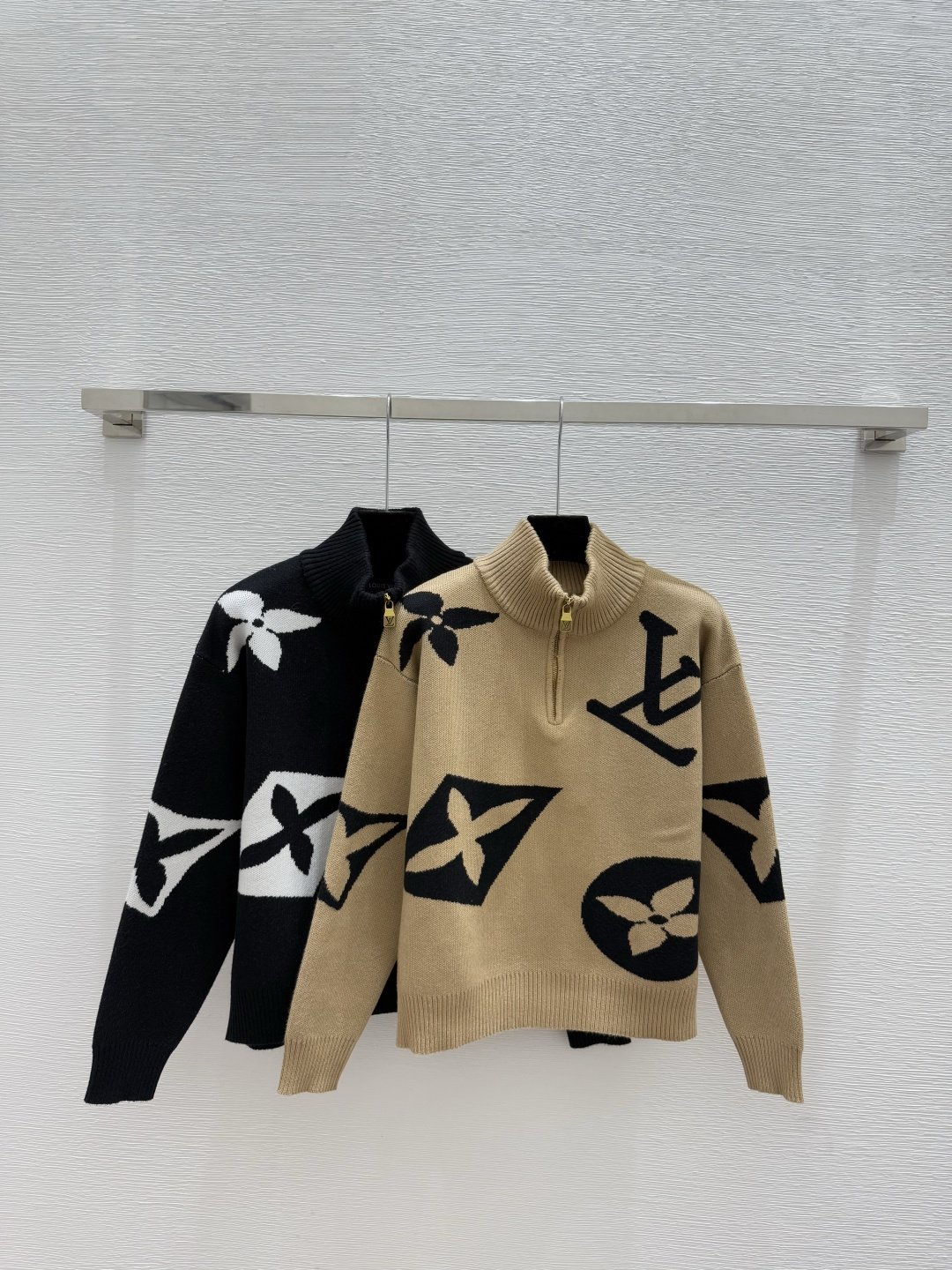NO:590685,L family early autumn new style contrasting presbyopic letter high collar knitted long sleeves color khaki black size 36.38.40, louis vuitton, alexander wang19860909L家 早秋新款 撞色老花字母高领针织长袖 颜色卡其 黑色 尺码36.38.40,,louis vuitton,alexander wang,Women's clothing