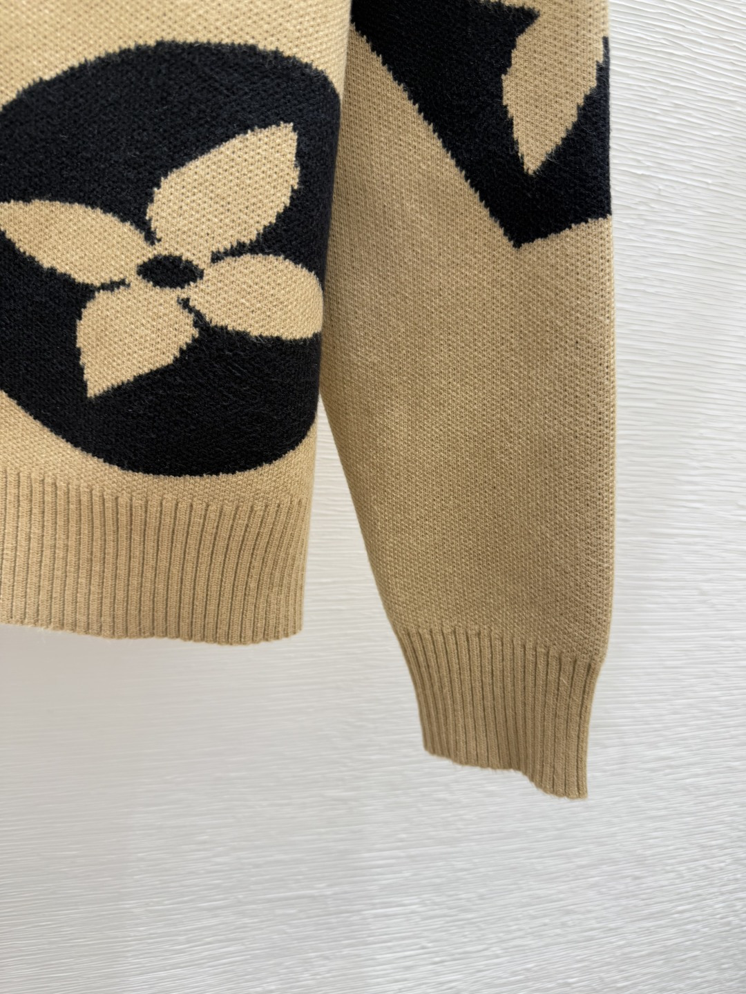 🆕L家🆕 早秋新款 撞色老花字母高领针织长袖颜色：卡其 黑色尺码：36.38.40👉