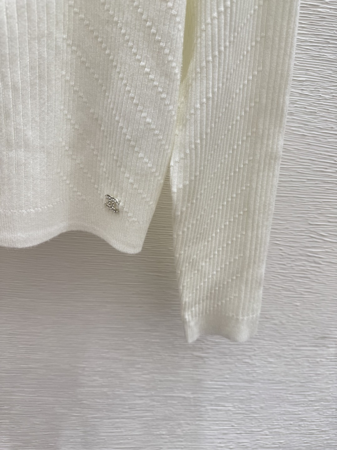 🆕CH家🆕 早秋新款 纯色山茶花提花圆领针织长袖颜色：白色 蓝色 黑色尺码：36.38.40👉