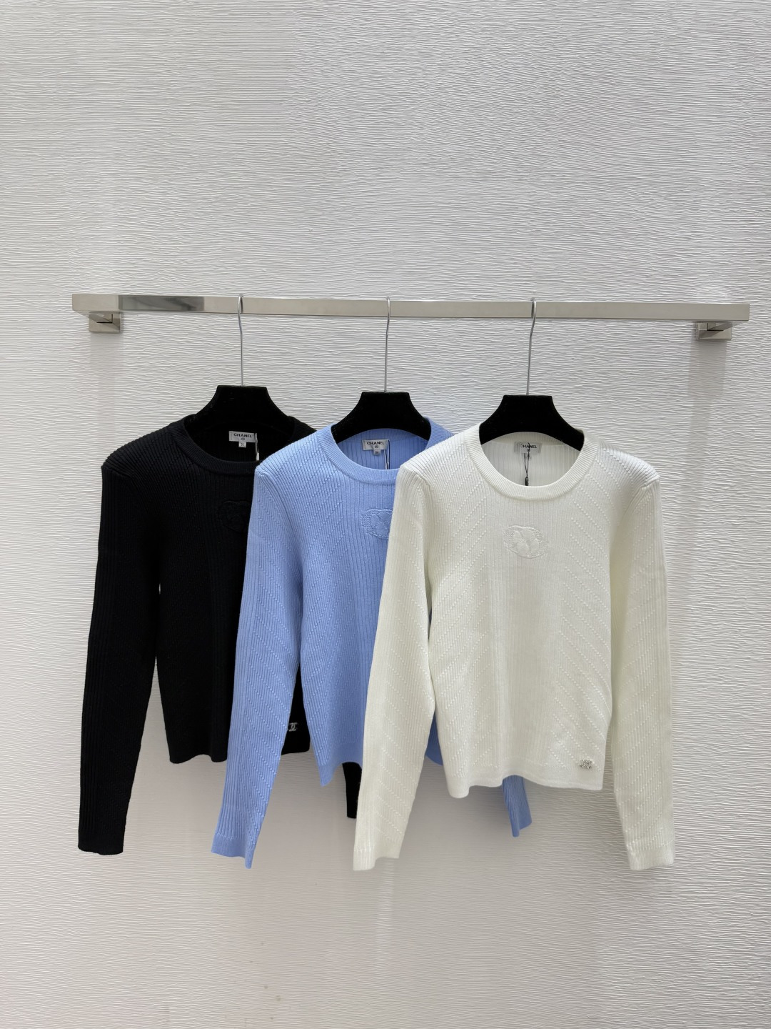 NO:590687,CH Home Early Autumn New Style Solid Color Camellia Jacquard Round Neck Knitted Long Sleeve Color White Blue Black Size 36.38.40,,alexander wang19860909CH家 早秋新款 纯色山茶花提花圆领针织长袖 颜色白色 蓝色 黑色 尺码36.38.40,,alexander wang,Women's clothing