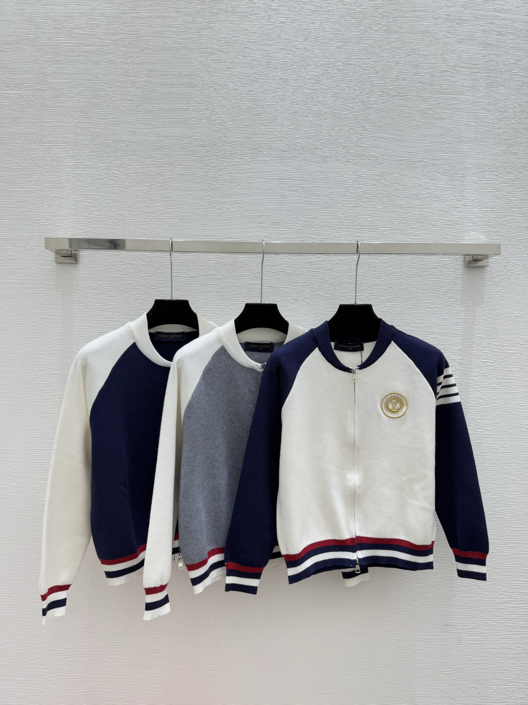 NO:590689,L family early autumn new style contrasting simple round neck knitted long-sleeved cardigan color white gray royal blue size 36.38.40, louis vuitton, alexander wang19860909L家 早秋新款 撞色简约圆领针织长袖开衫 颜色白色 灰色 宝蓝 尺码36.38.40,,louis vuitton,alexander wang,Women's clothing