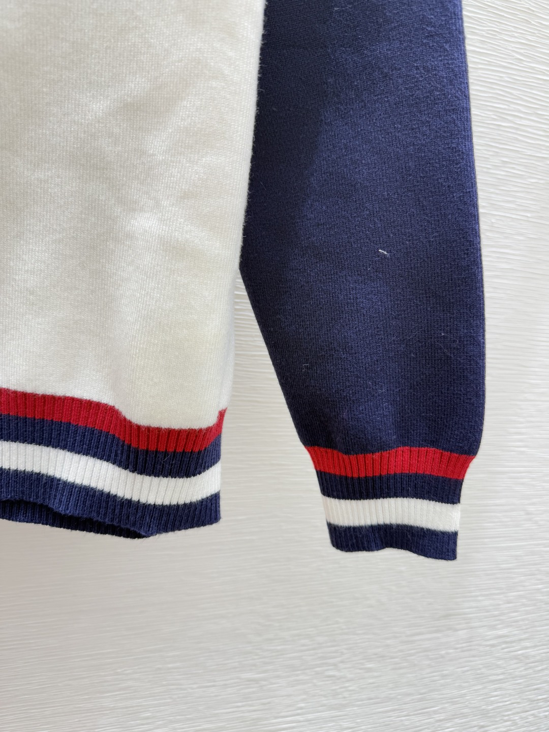 🆕L家🆕 早秋新款 撞色简约圆领针织长袖开衫颜色：白色 灰色 宝蓝尺码：36.38.40👉