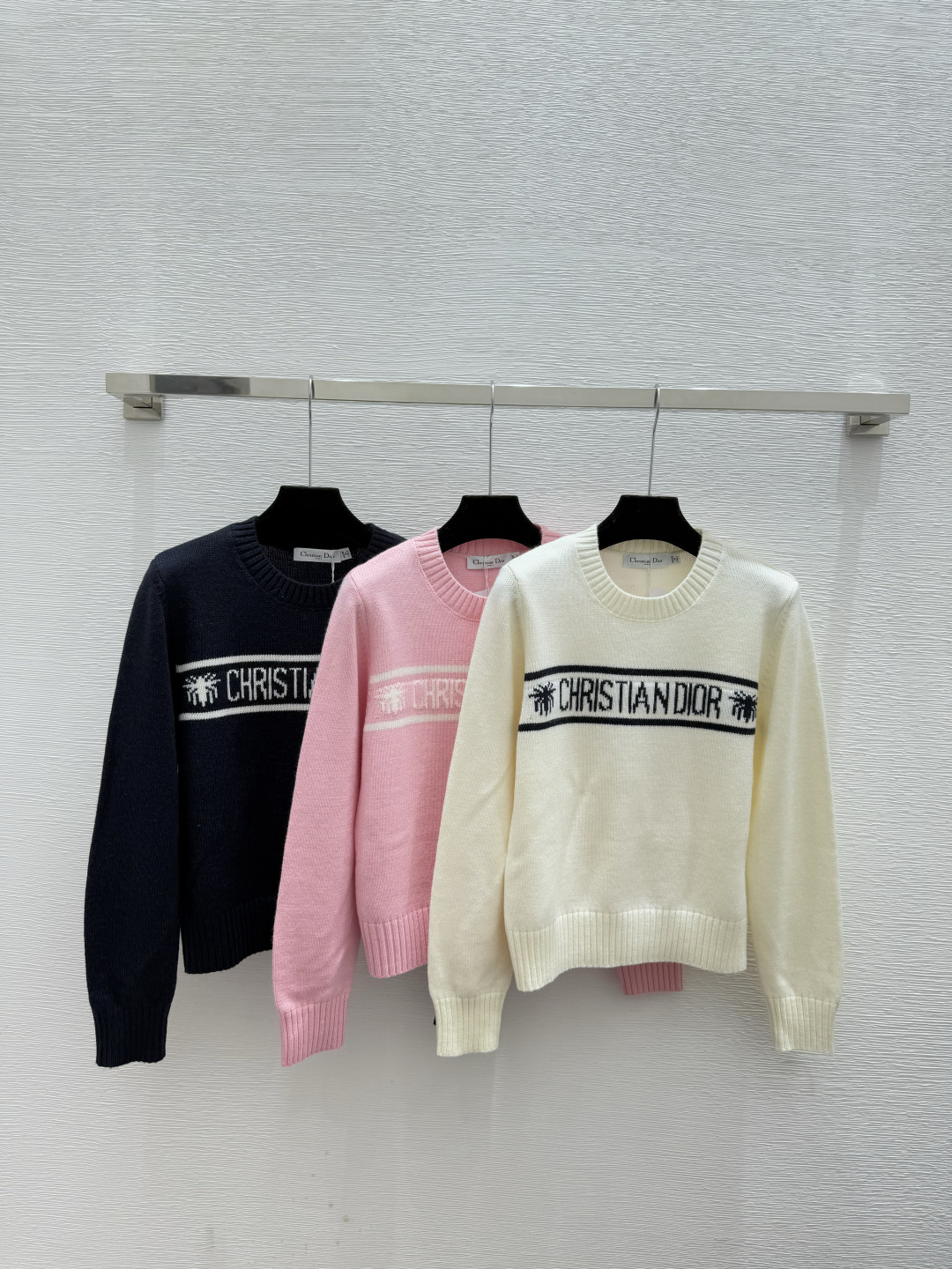 NO:591179,D Home Early Autumn New Style Contrast Letter Jacquard Round Neck Knitted Long Sleeves Color White Pink Royal Blue Size 36.38.40, dior, alexander wang19860909D家 早秋新款 撞色字母提花圆领针织长袖 颜色白色 粉色 宝蓝 尺码36.38.40,,dior,alexander wang,Women's clothing