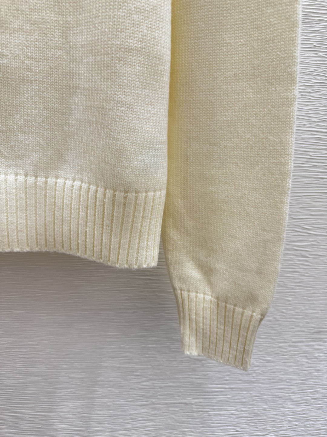 🆕D家🆕 早秋新款 撞色字母提花圆领针织长袖颜色：白色 粉色 宝蓝尺码：36.38.40👉