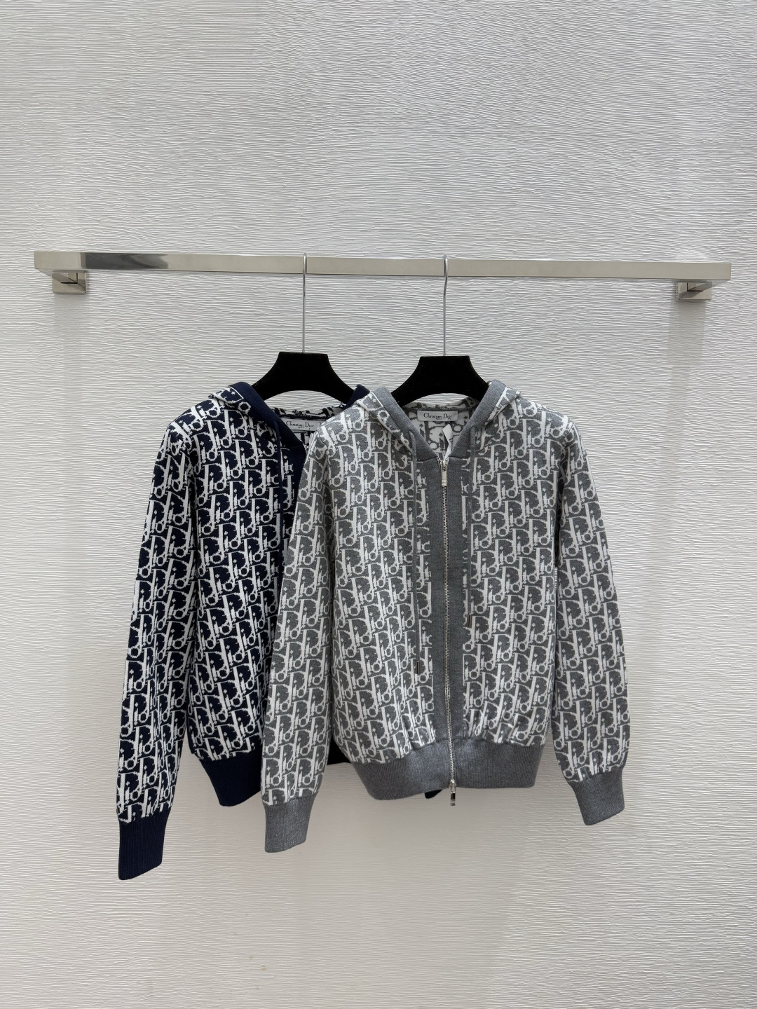 NO:591183,D family early autumn new style contrasting presbyopic letter hooded knitted long-sleeved cardigan color gray royal blue size 36.38.40, dior, hats, alexander wang19860909D家 早秋新款 撞色老花字母连帽针织长袖开衫 颜色灰色 宝蓝 尺码36.38.40,,dior,hats,alexander wang,Women's clothing