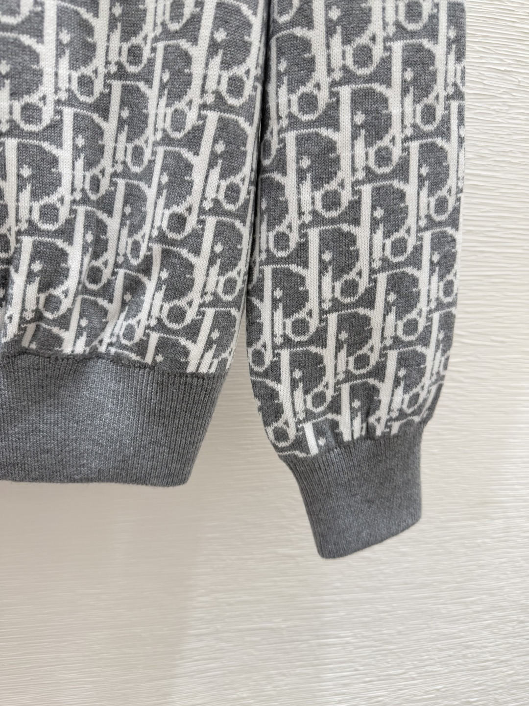 🆕D家🆕 早秋新款 撞色老花字母连帽针织长袖开衫颜色：灰色 宝蓝尺码：36.38.40👉