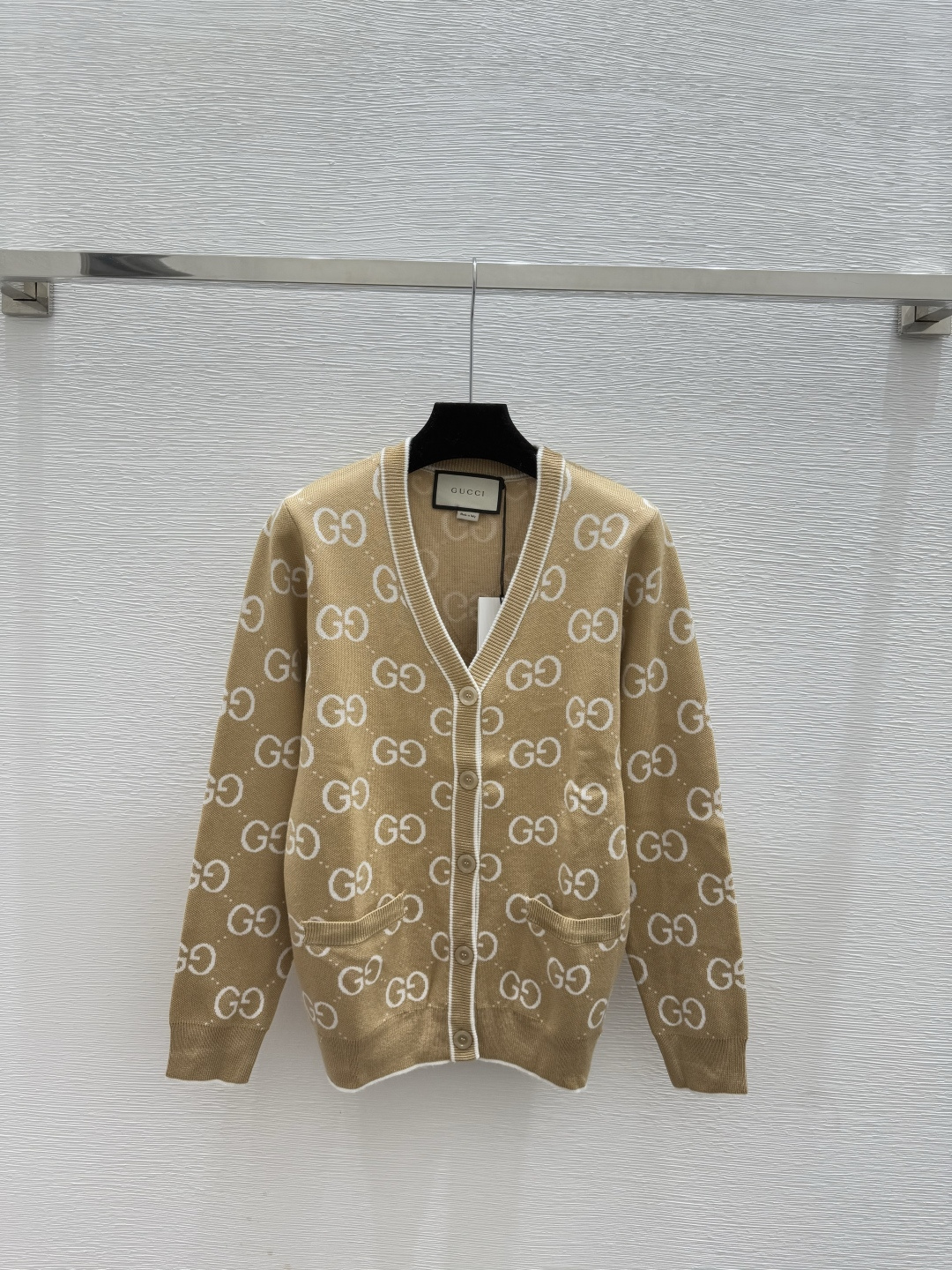 NO:591170,G family early autumn new style contrasting color presbyopic letter V-neck knitted long-sleeved cardigan color khaki size 36.38.40,,gucci,alexander wang19860909G家 早秋新款 撞色老花字母V领针织长袖开衫 颜色卡其 尺码36.38.40,,gucci,alexander wang,Women's clothing