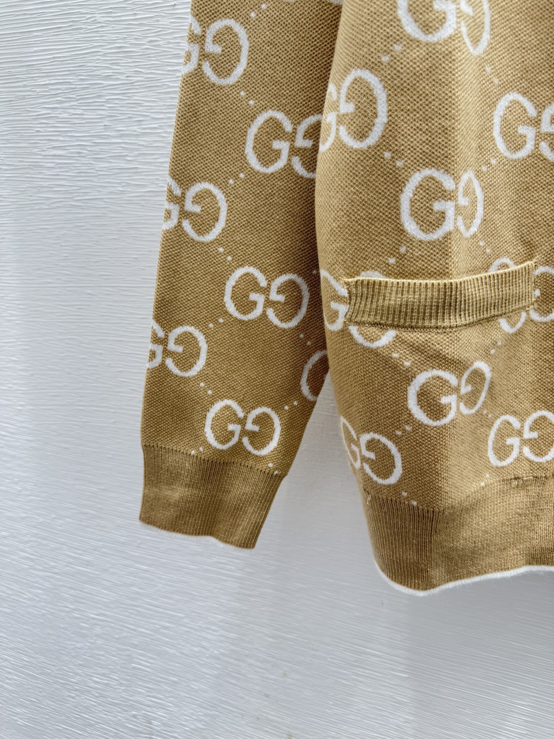 🆕G家🆕 早秋新款 撞色老花字母V领针织长袖开衫颜色：卡其尺码：36.38.40👉