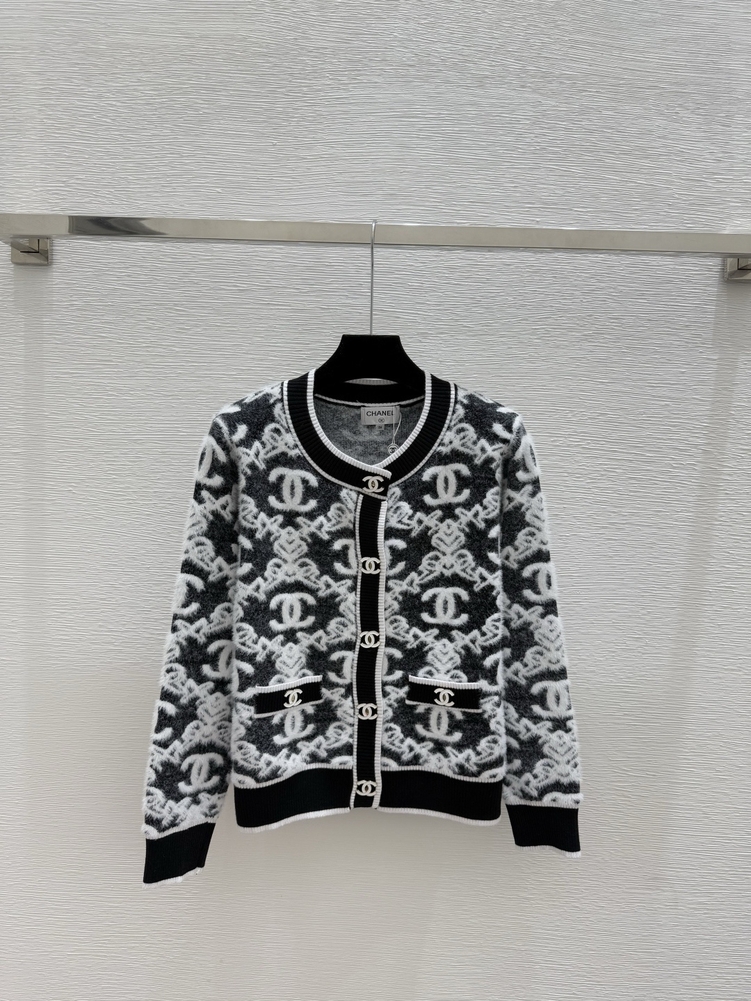 NO:591172,CH Home Early Autumn New Style Contrast Color Presbyopia Letters Round Neck Knitted Long-Sleeved Cardigan Color Black Size 36.38.40,,alexander wang19860909CH家 早秋新款 撞色老花字母圆领针织长袖开衫 颜色黑色 尺码36.38.40,,alexander wang,Women's clothing