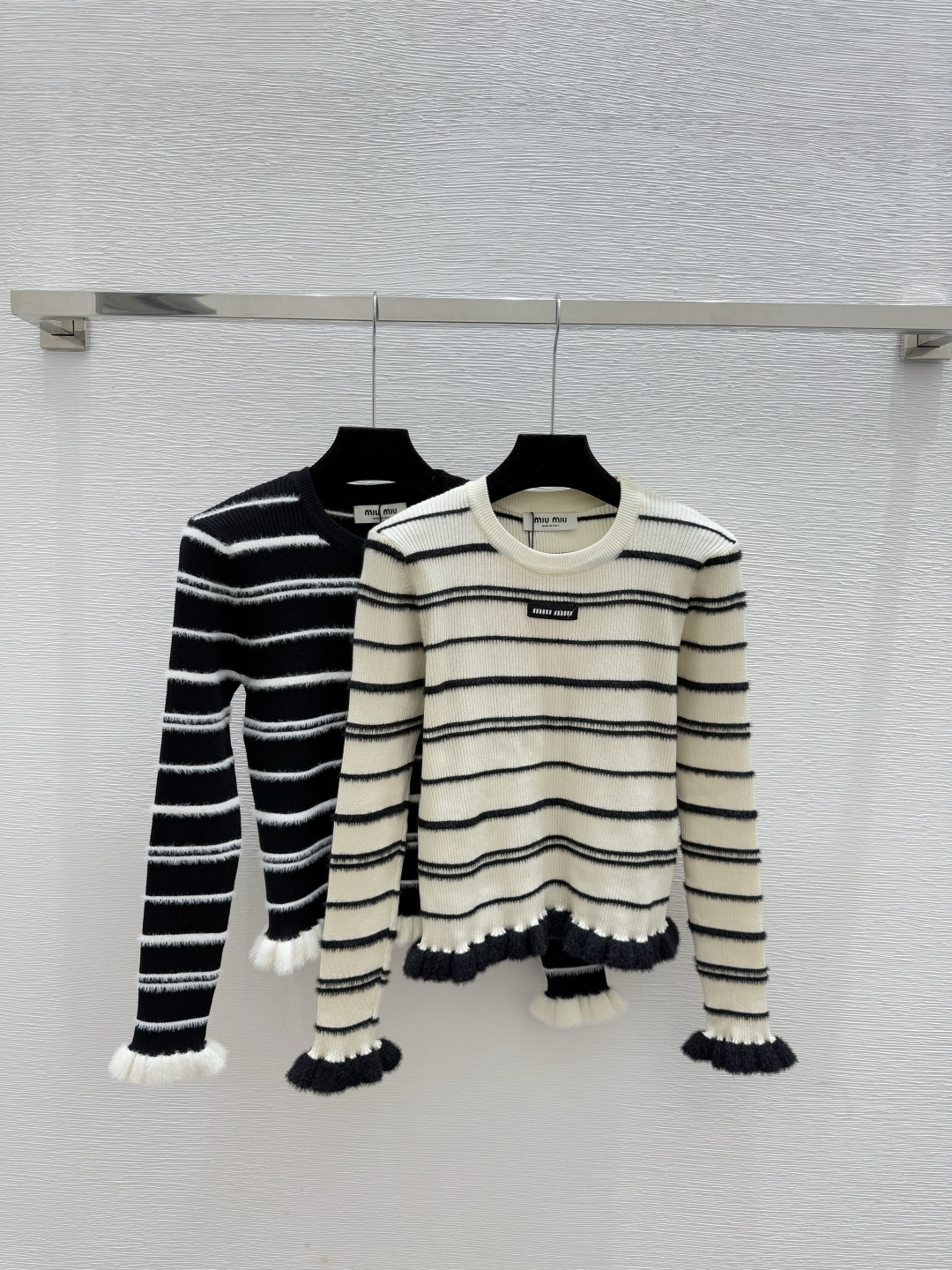 NO:591174,M family early autumn new style contrast stripe ruffle round neck knitted long sleeve color white black size 36.38.40,,alexander wang19860909M家 早秋新款 撞色条纹荷叶边圆领针织长袖 颜色白色 黑色 尺码36.38.40,,alexander wang,Women's clothing