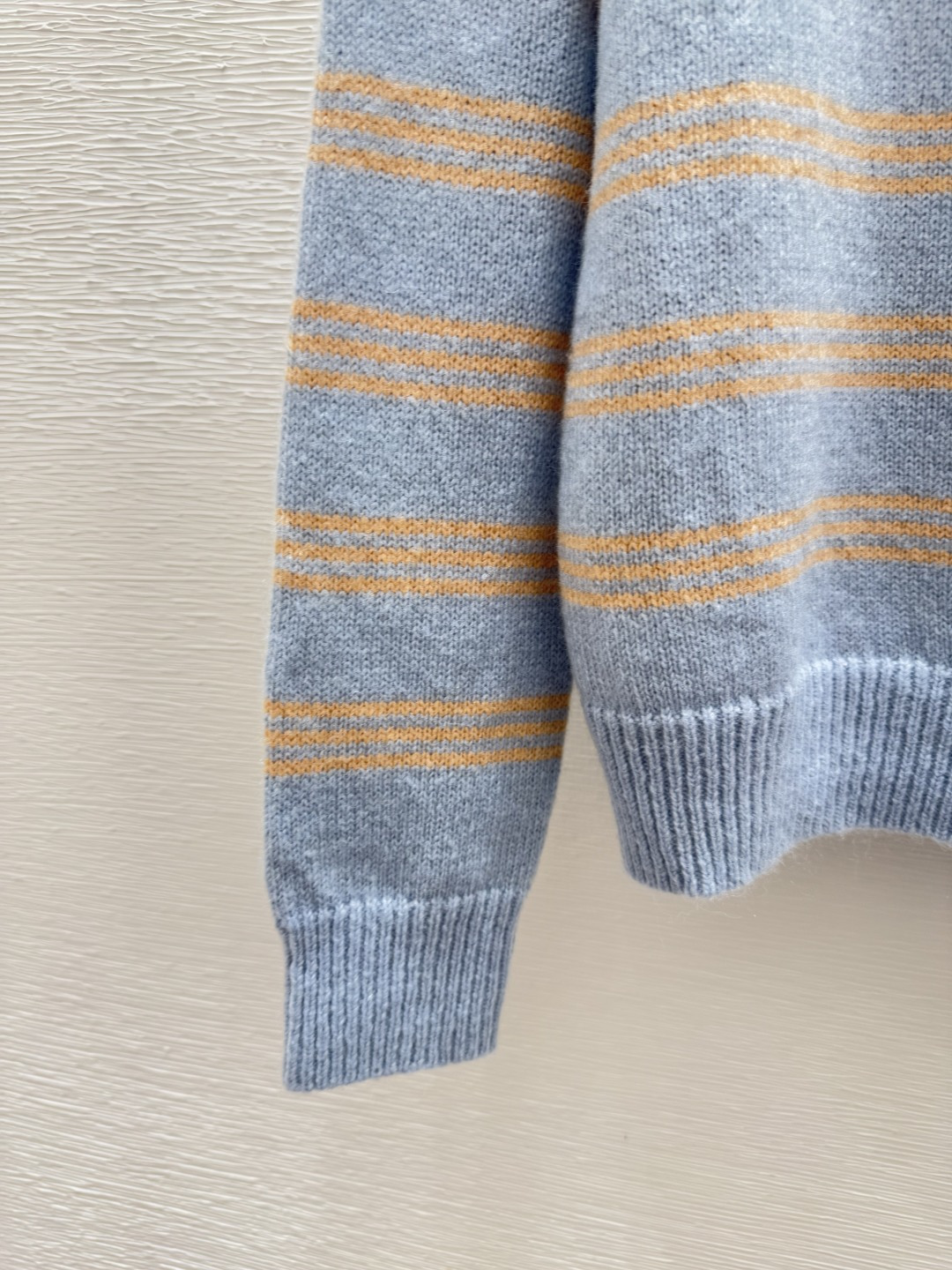 🆕D家🆕 早秋新款 撞色字母翻领针织长袖颜色：蓝色尺码：36.38.40👉