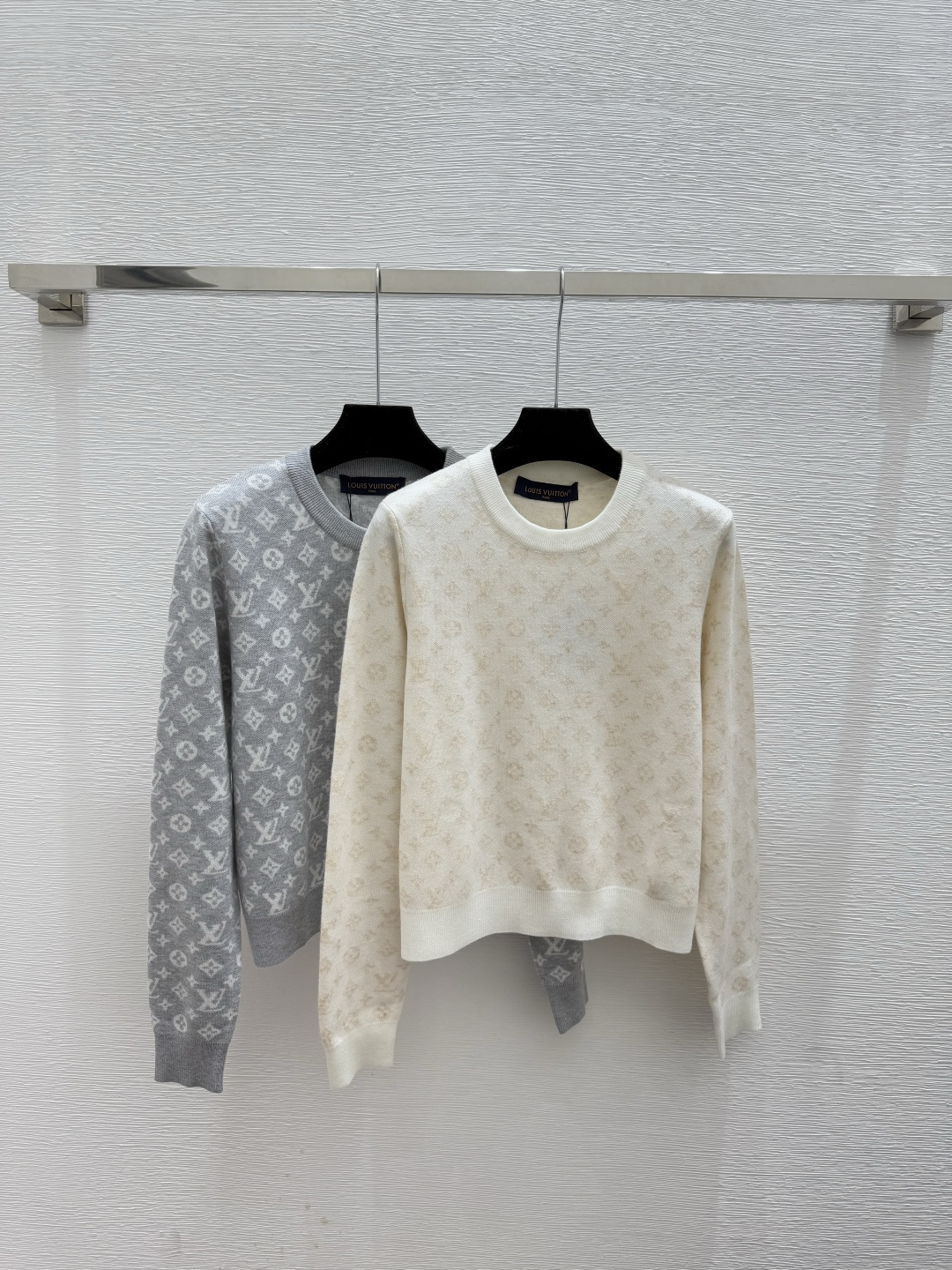 NO:591178,L family early autumn new style contrasting presbyopic letter round neck knitted long sleeves color white gray size 36.38.40, louis vuitton, alexander wang19860909L家 早秋新款 撞色老花字母圆领针织长袖 颜色白色 灰色 尺码36.38.40,,louis vuitton,alexander wang,Women's clothing