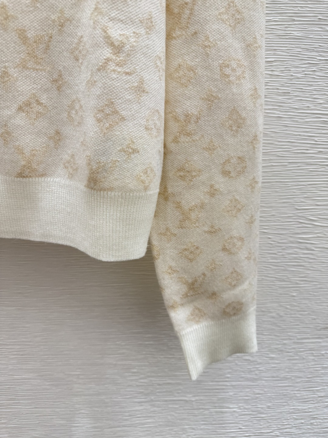 🆕L家🆕 早秋新款 撞色老花字母圆领针织长袖颜色：白色 灰色尺码：36.38.40👉