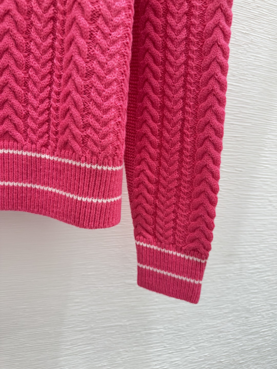 🆕D家🆕 早秋新款 撞色字母圆领针织长袖颜色：粉色 宝蓝尺码：36.38.40👉