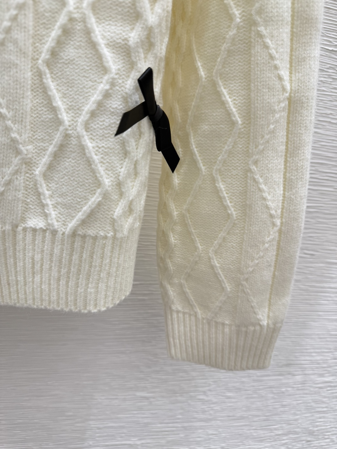 🆕M家🆕 早秋新款 撞色蝴蝶结圆领针织长袖开衫颜色：白色 灰色尺码：36.38.40👉