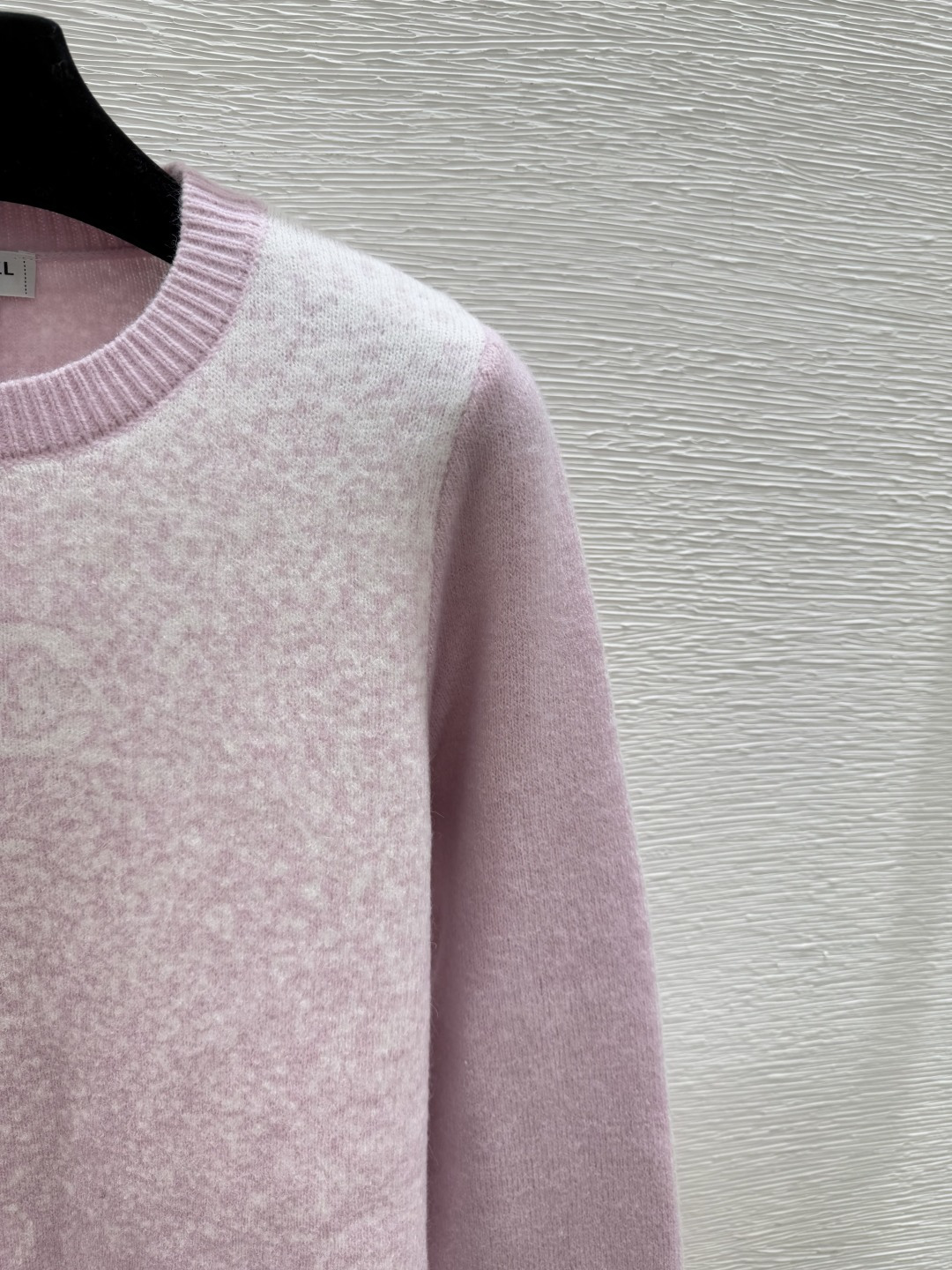 🆕CH家🆕 早秋新款 撞色字母渐变圆领针织长袖颜色：粉色 绿色 灰色 黑色尺码：36.38.40👉