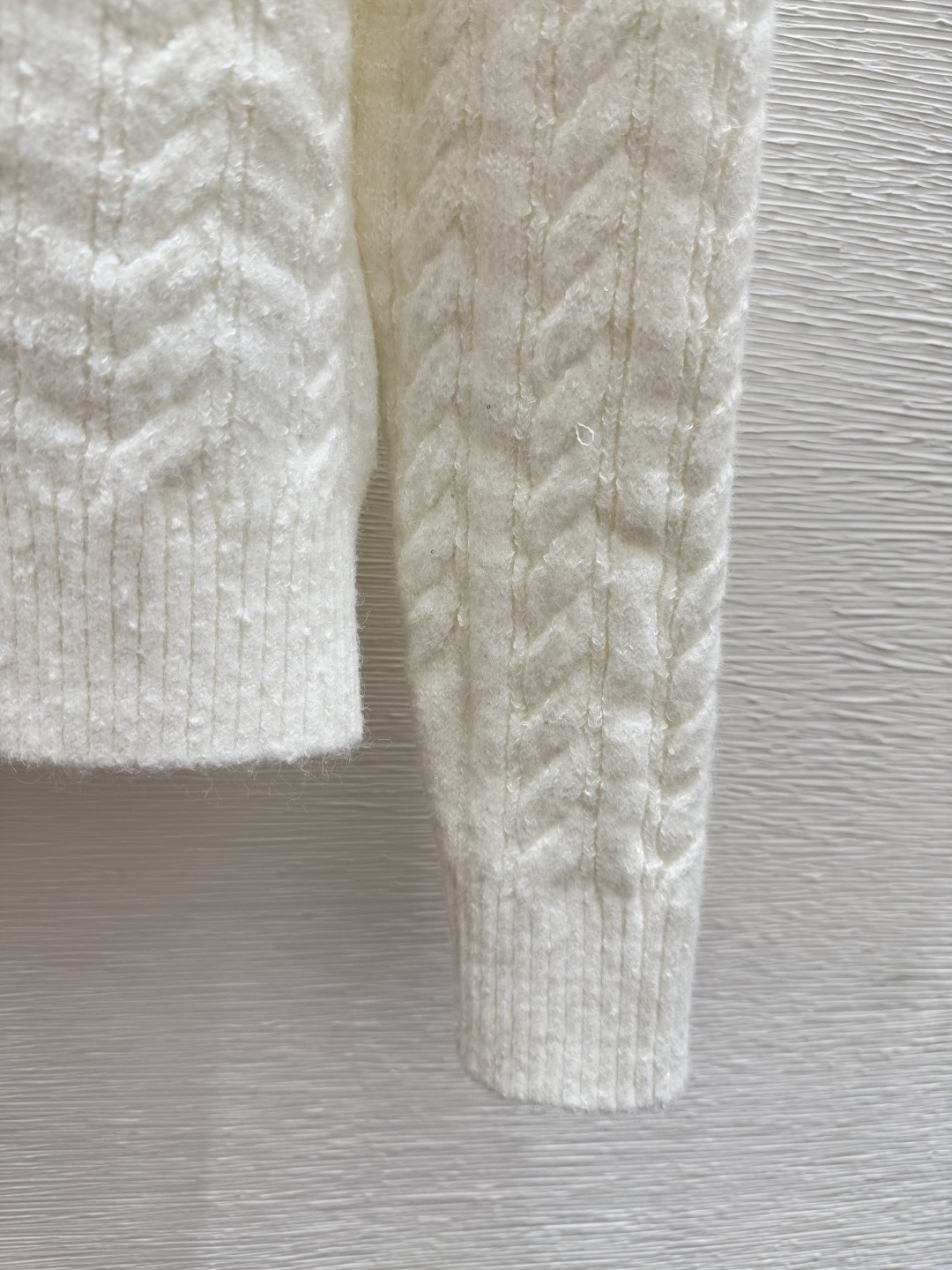 🆕M家🆕 早秋新款 撞色字母高领针织长袖开衫颜色：白色 粉色尺码：36.38.40👉