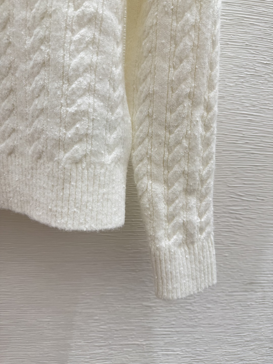 🆕M家🆕 早秋新款 撞色字母圆领针织长袖颜色：白色 粉色尺码：36.38.40👉