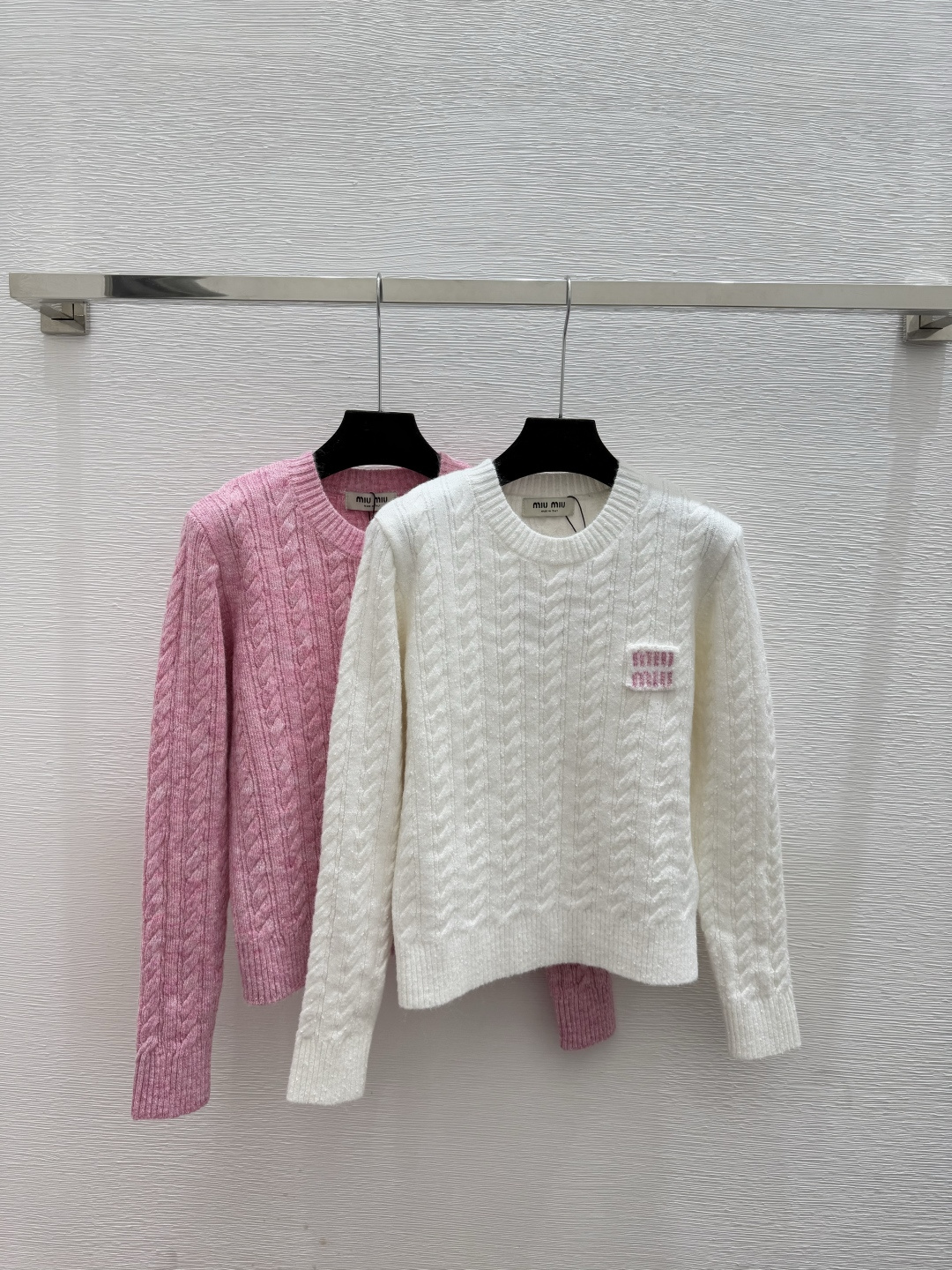 NO:592081,M family early autumn new style contrasting letters round neck knitted long sleeves color white pink size 36.38.40,,alexander wang19860909M家 早秋新款 撞色字母圆领针织长袖 颜色白色 粉色 尺码36.38.40,,alexander wang,Women's clothing