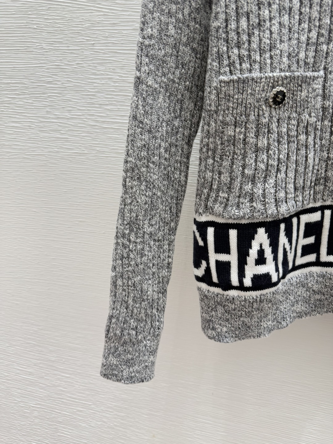 🆕CH家🆕 早秋新款 撞色字母V领针织长袖开衫颜色：灰色尺码：36.38.40👉