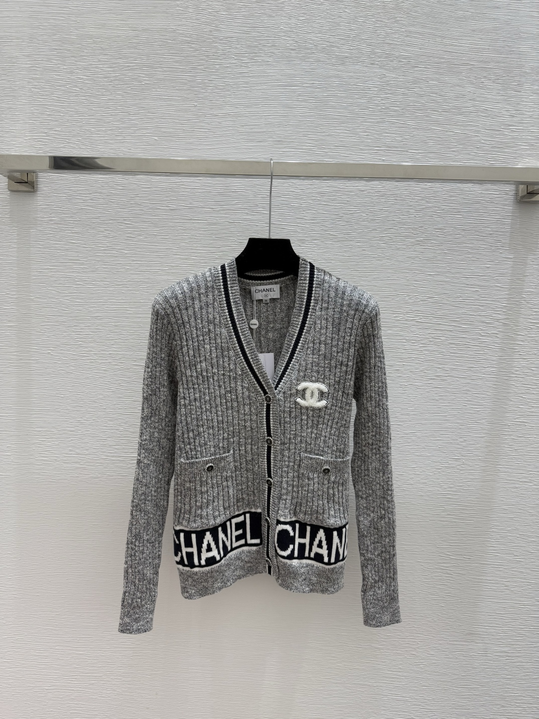 NO:592084,CH Home Early Autumn New Style Contrast Letter V-neck Knitted Long-Sleeved Cardigan Color Gray Size 36.38.40,,alexander wang19860909CH家 早秋新款 撞色字母V领针织长袖开衫 颜色灰色 尺码36.38.40,,alexander wang,Women's clothing