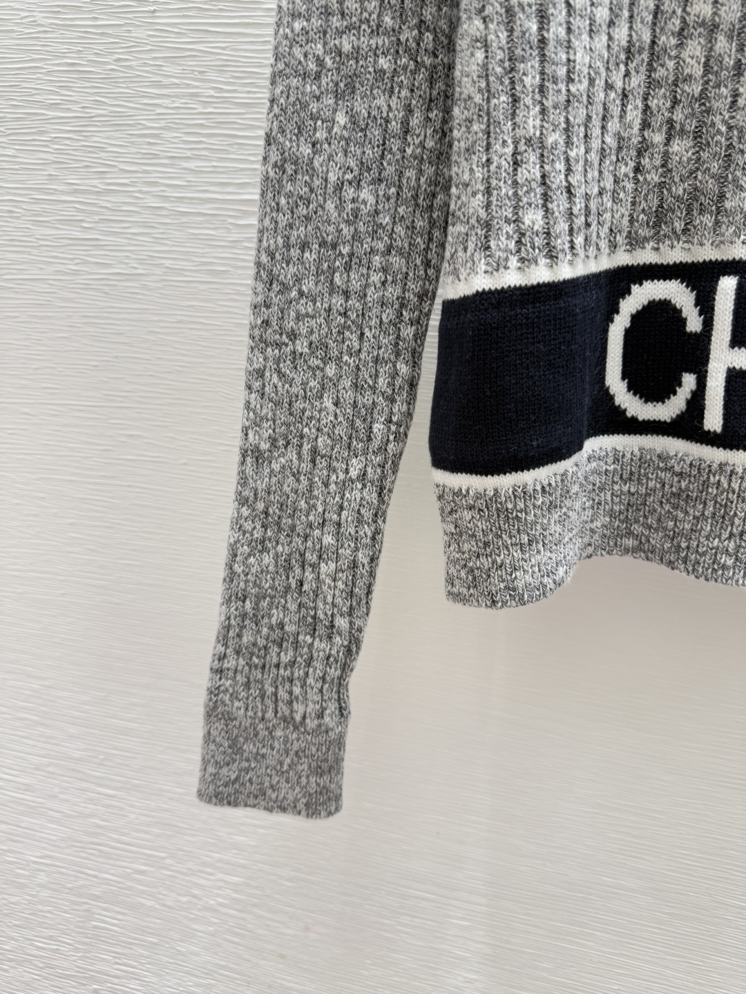 🆕CH家🆕 早秋新款 撞色字母圆领针织长袖颜色：灰色尺码：36.38.40👉