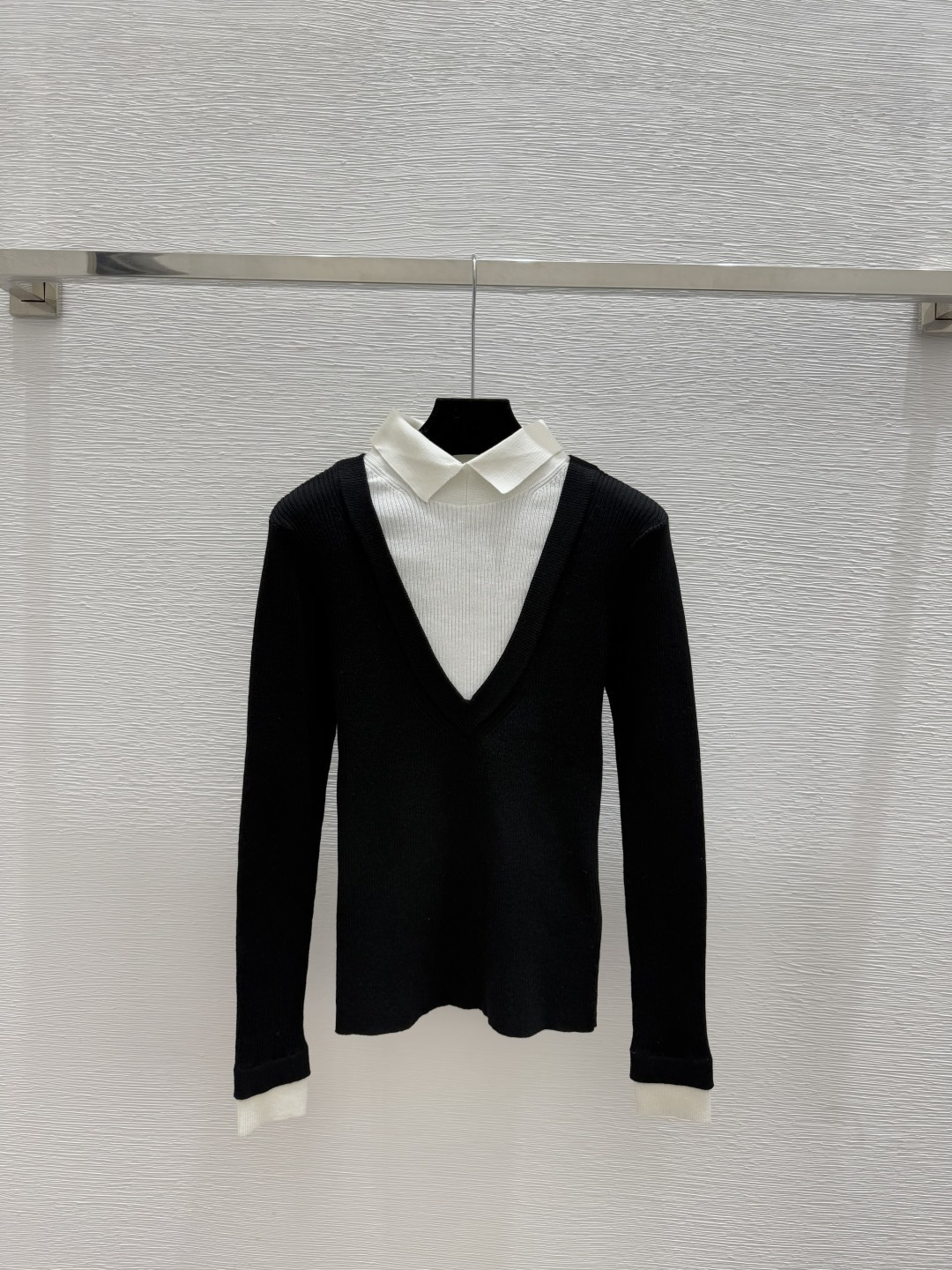 NO:592088,CH Home Early Autumn New Style Contrast Color Lapel Fake Two-piece Knitted Long Sleeves Color Black Size 36.38.40,,alexander wang19860909CH家 早秋新款 撞色翻领假两件针织长袖 颜色黑色 尺码36.38.40,,alexander wang,Women's clothing
