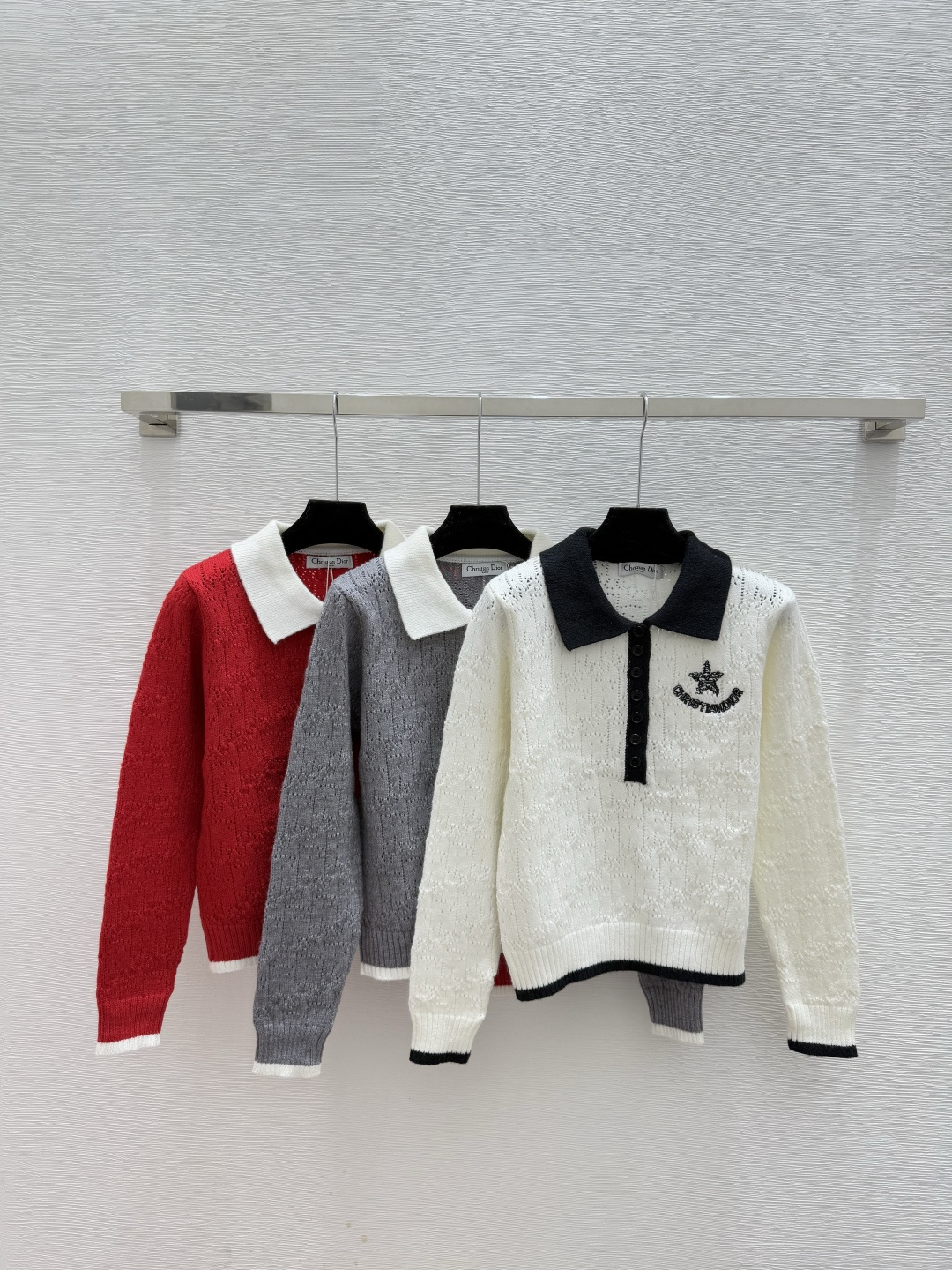 NO:592111,aD Home Early Autumn New Style Contrast Color Lapel Hollow Knitted Long Sleeves Color White Gray Red Size 36.38.40, dior, alexander wang19860909aD家 早秋新款 撞色翻领镂空针织长袖 颜色白色 灰色 红色 尺码36.38.40,,dior,alexander wang,Women's clothing