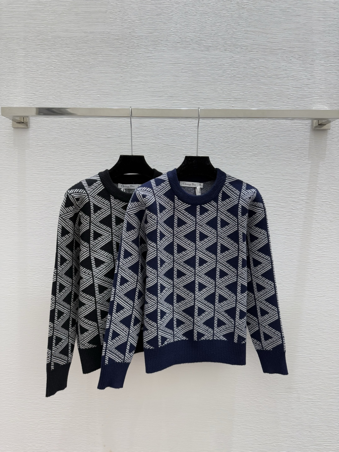 NO:592114,D Home Early Autumn New Style Contrast Diamond Round Neck Knitted Long Sleeves Color Royal Blue Black Size 36.38.40, dior, alexander wang19860909D家 早秋新款 撞色菱格圆领针织长袖 颜色宝蓝 黑色 尺码36.38.40,,dior,alexander wang,Women's clothing