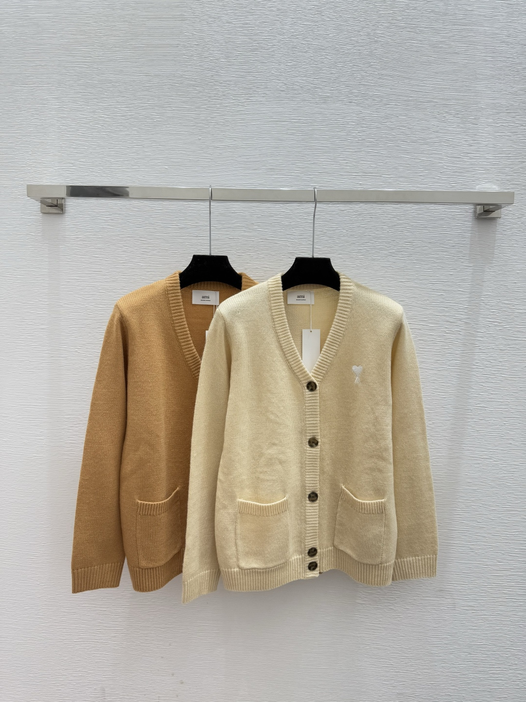 NO:592117,AMI Home Early Autumn New Solid Color Simple V-neck Knitted Long-Sleeved Cardigan Color Apricot Khaki Size 36.38.40,,alexander wang19860909AMI家 早秋新款 纯色简约V领针织长袖开衫 颜色杏色 卡其 尺码36.38.40,,alexander wang,Women's clothing