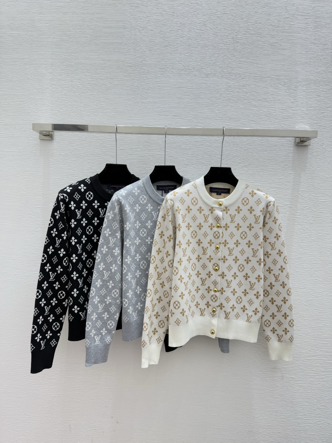 NO:592123,L family early autumn new style contrasting presbyopic letter round neck knitted long-sleeved cardigan color white gray black size 36.38.40, louis vuitton, alexander wang19860909L家 早秋新款 撞色老花字母圆领针织长袖开衫 颜色白色 灰色 黑色 尺码36.38.40,,louis vuitton,alexander wang,Women's clothing