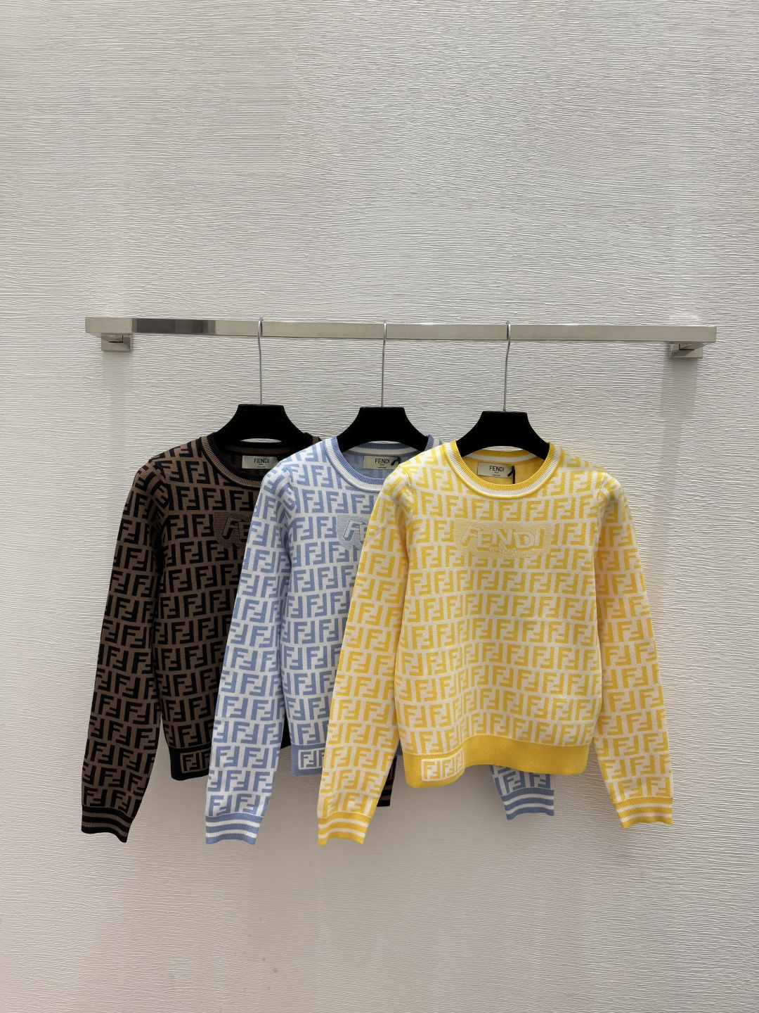 NO:592106,F family early autumn new style contrasting presbyopic letter round neck knitted long sleeves color yellow blue coffee size 36.38.40, fendi, alexander wang19860909F家 早秋新款 撞色老花字母圆领针织长袖 颜色黄色 蓝色 咖啡 尺码36.38.40,,fendi,alexander wang,Women's clothing