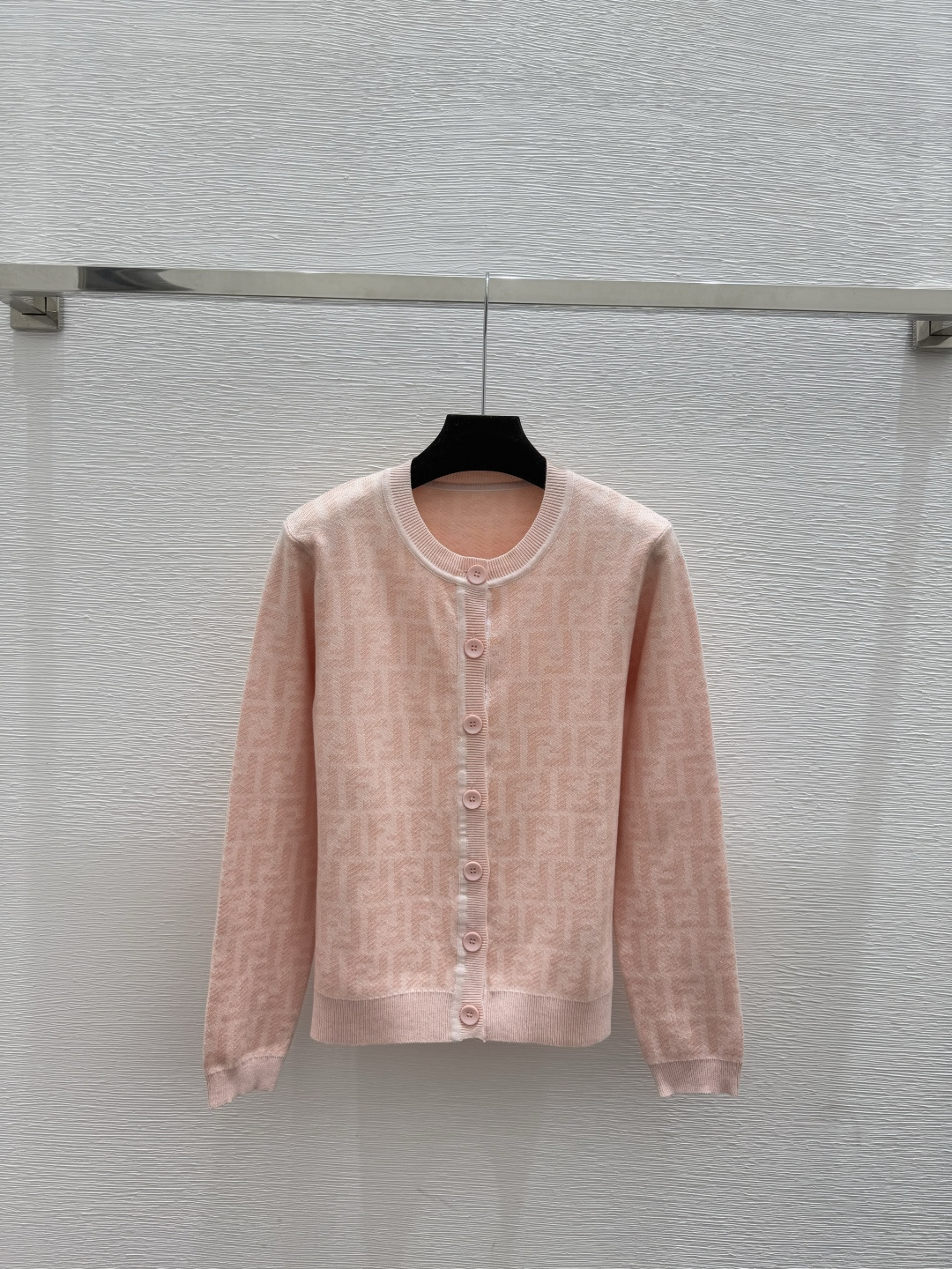 NO:605862,F family early autumn new style contrasting color presbyopic letter round neck knitted long-sleeved cardigan color pink size 36.38.40,,fendi,alexander wang19860909F家 早秋新款 撞色老花字母圆领针织长袖开衫 颜色粉色 尺码36.38.40,,fendi,alexander wang,Women's clothing