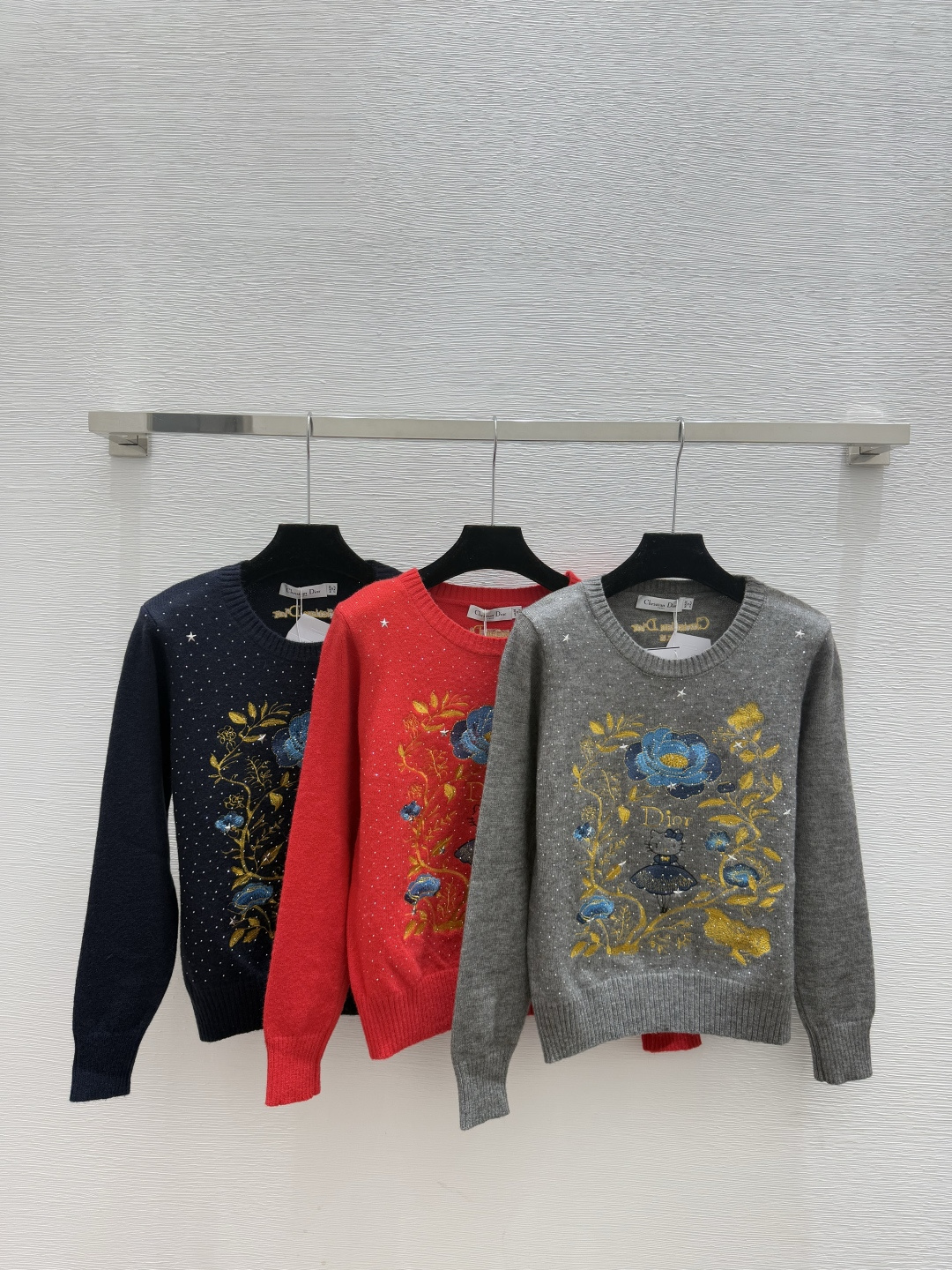 NO:605868,D Home Early Autumn New Style Contrast Color Flower Embroidery Hot Diamond Round Neck Knitted Long Sleeves Color Gray Red Royal Blue Size 36.38.40, dior, alexander wang19860909D家 早秋新款 撞色花朵刺绣烫钻圆领针织长袖 颜色灰色 红色 宝蓝 尺码36.38.40,,dior,alexander wang,Women's clothing