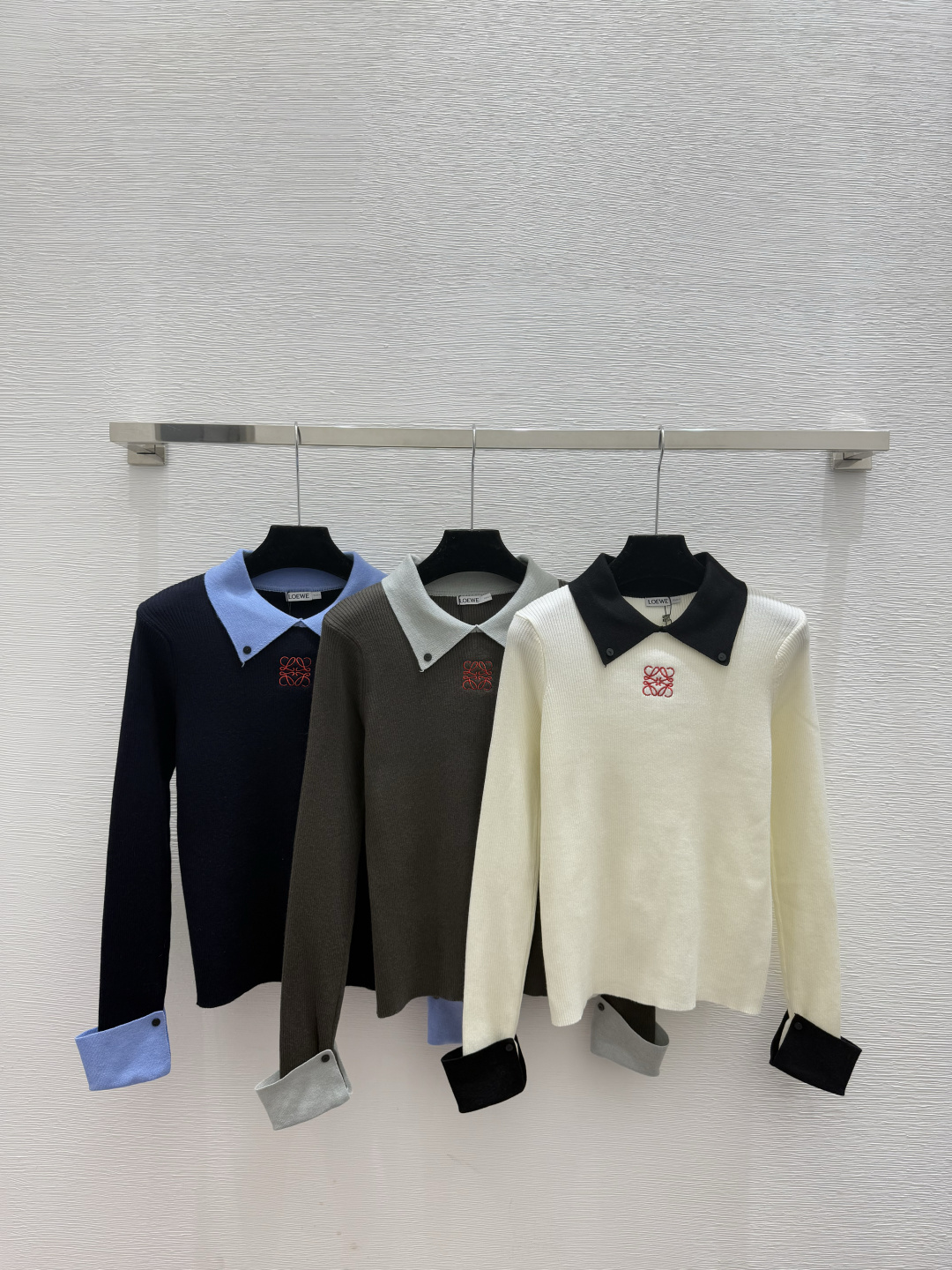 NO:605870,LO Home Early Autumn New Style Contrast Color Lapel Knitted Long Sleeves Color White Gray Royal Blue Size 36.38.40,,alexander wang19860909LO家 早秋新款 撞色翻领针织长袖 颜色白色 灰色 宝蓝 尺码36.38.40,,alexander wang,Women's clothing