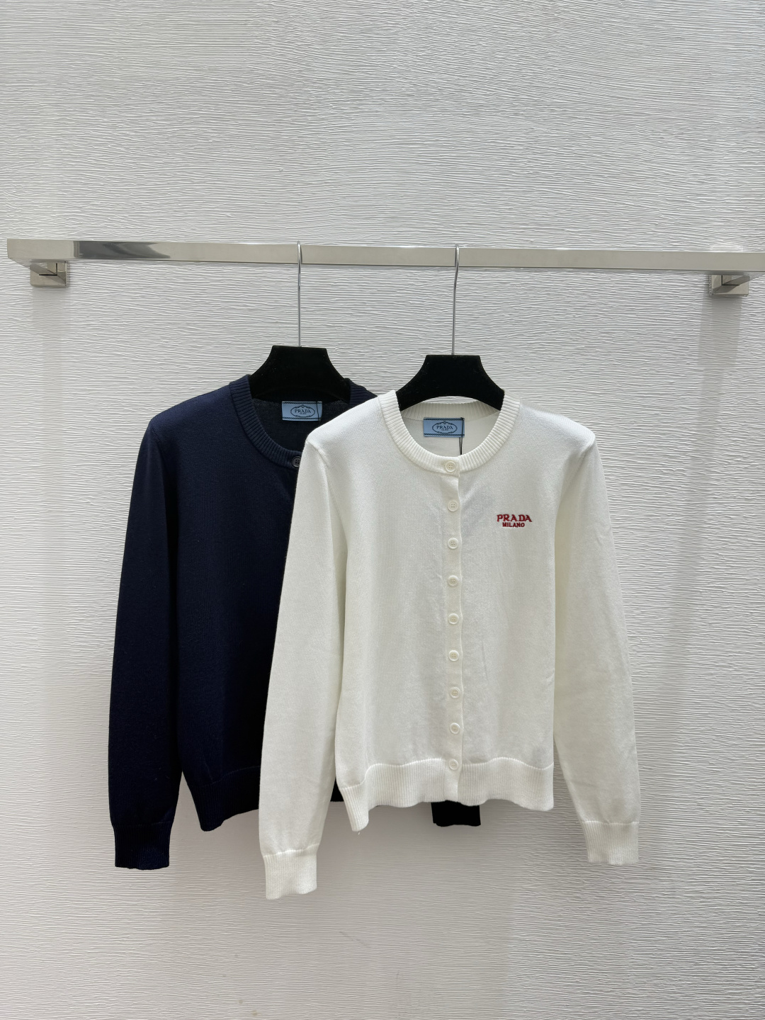 NO:605872,P family early autumn new style solid color simple round neck knitted long-sleeved cardigan color white royal blue size 36.38.40,,alexander wang19860909P家 早秋新款 纯色简约圆领针织长袖开衫 颜色白色 宝蓝 尺码36.38.40,,alexander wang,Women's clothing