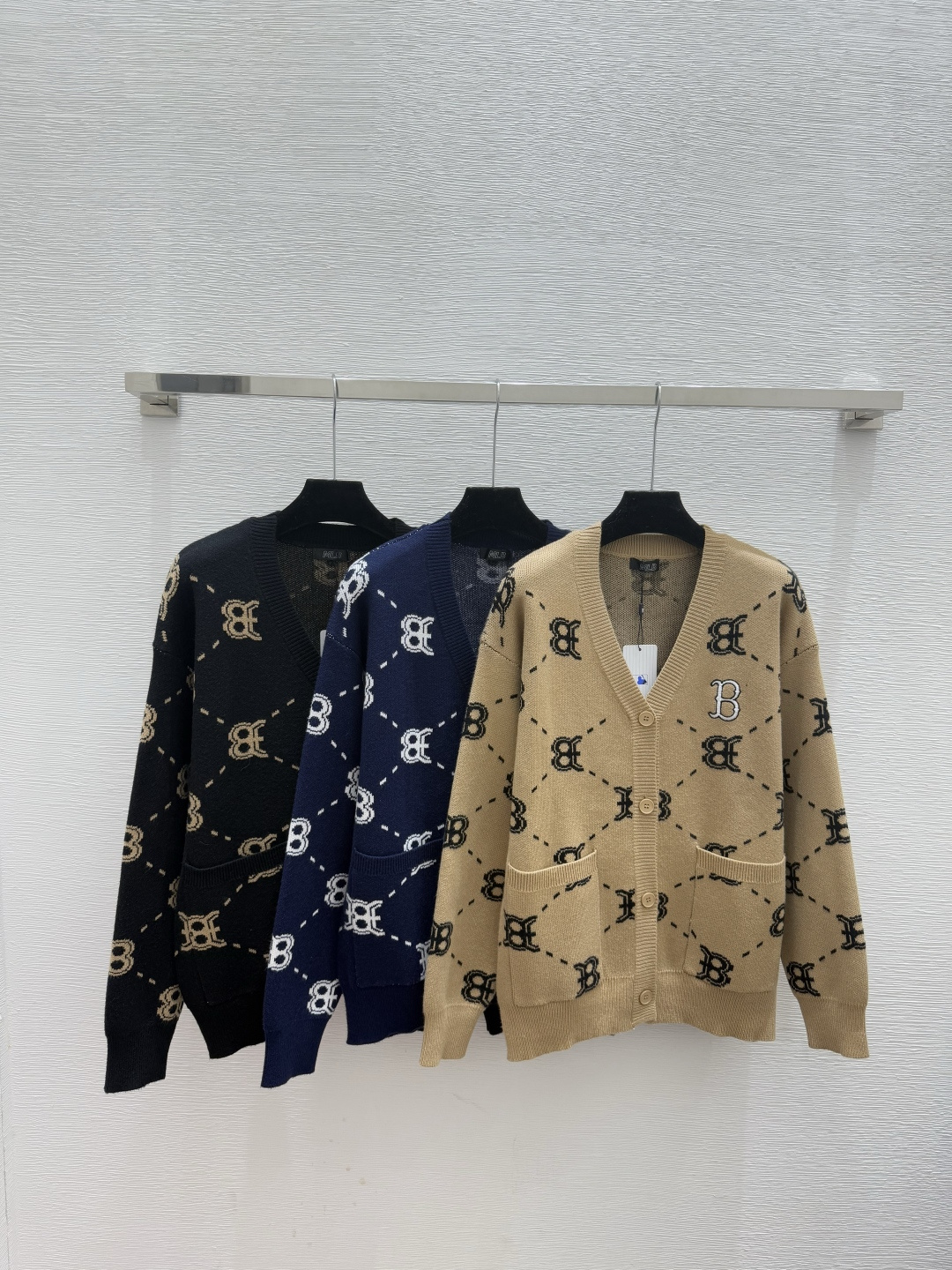 NO:605876,MLB home early autumn new style contrasting presbyopic letter V-neck knitted long-sleeved cardigan color khaki royal blue black size 36.38.40,,alexander wang19860909MLB家 早秋新款 撞色老花字母V领针织长袖开衫 颜色卡其 宝蓝 黑色 尺码36.38.40,,alexander wang,Women's clothing