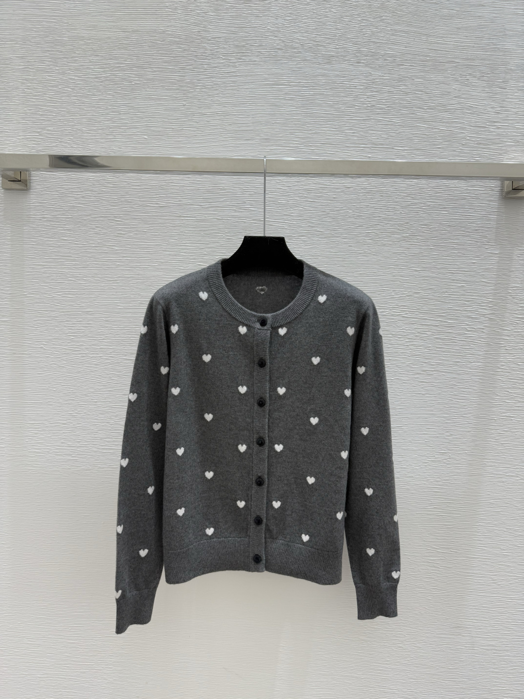 NO:605861,M family early autumn new style contrasting color love round neck knitted long-sleeved cardigan color gray size 36.38.40,,alexander wang19860909M家 早秋新款 撞色爱心圆领针织长袖开衫 颜色灰色 尺码36.38.40,,alexander wang,Women's clothing