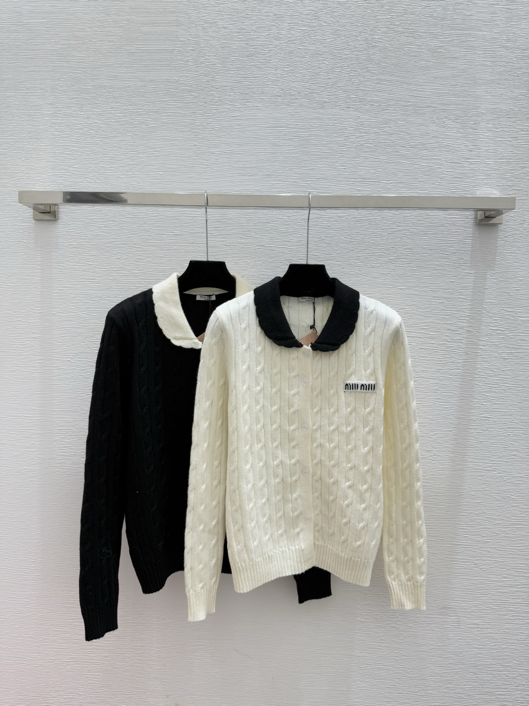 NO:605903,M family early autumn new style contrasting lapel knitted long-sleeved cardigan color white black size 36.38.40,,alexander wang19860909M家 早秋新款 撞色翻领针织长袖开衫 颜色白色 黑色 尺码36.38.40,,alexander wang,Women's clothing